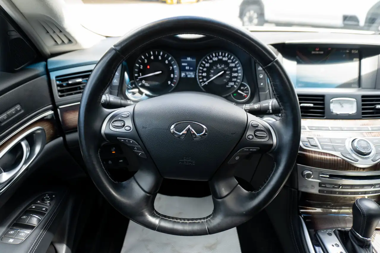Infiniti Q70 снимка Infiniti Q70