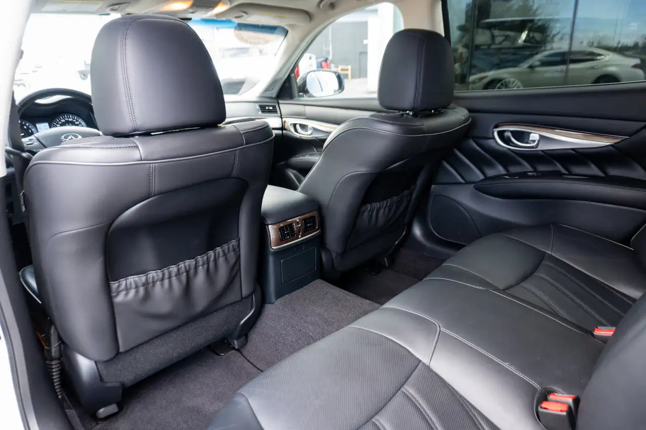 Infiniti Q70 снимка Infiniti Q70