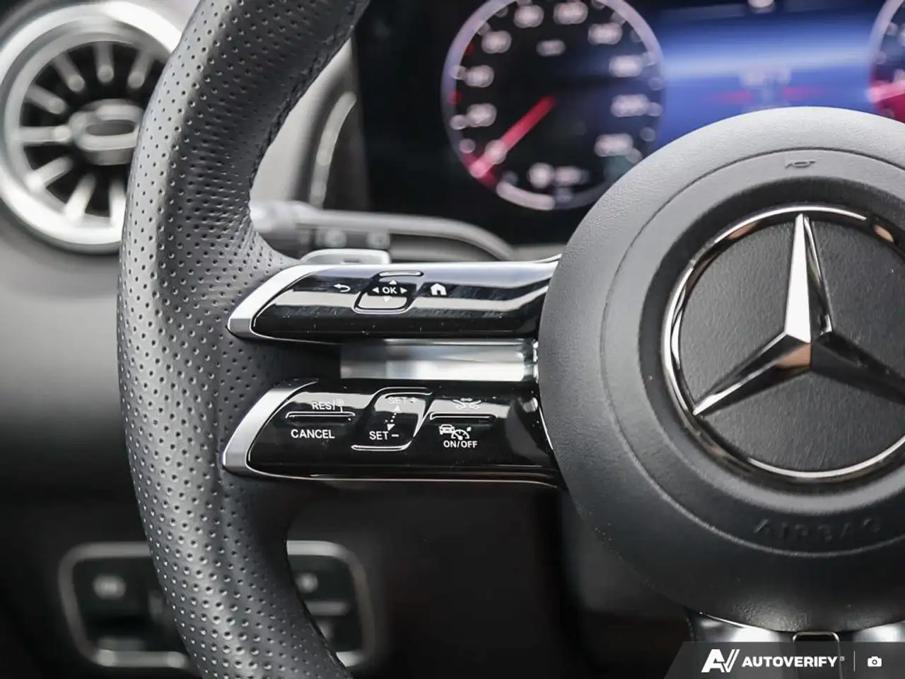Mercedes-Benz GLB снимка Mercedes-Benz GLB