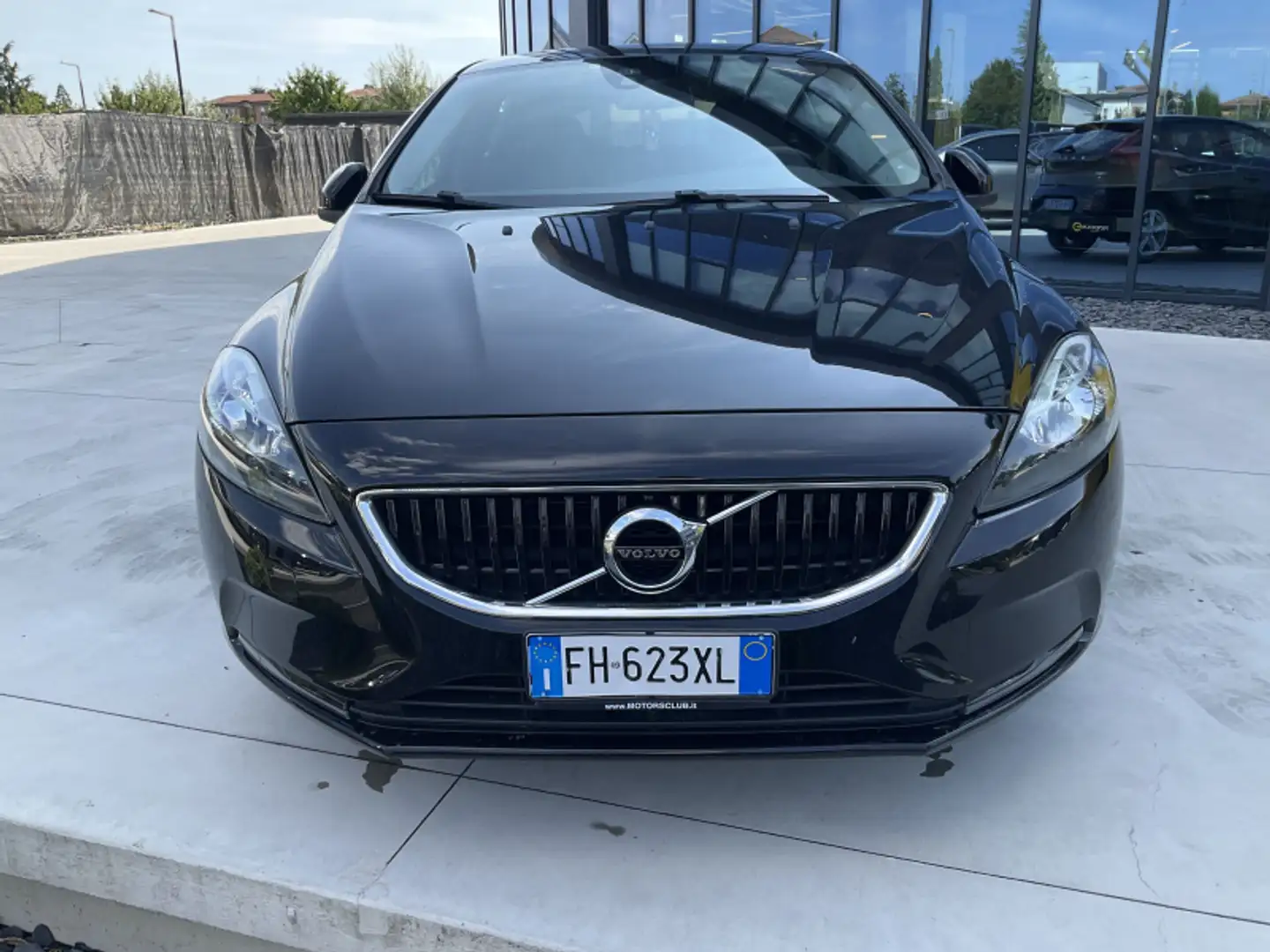 Volvo V40 D2 Momentum Schwarz - 2