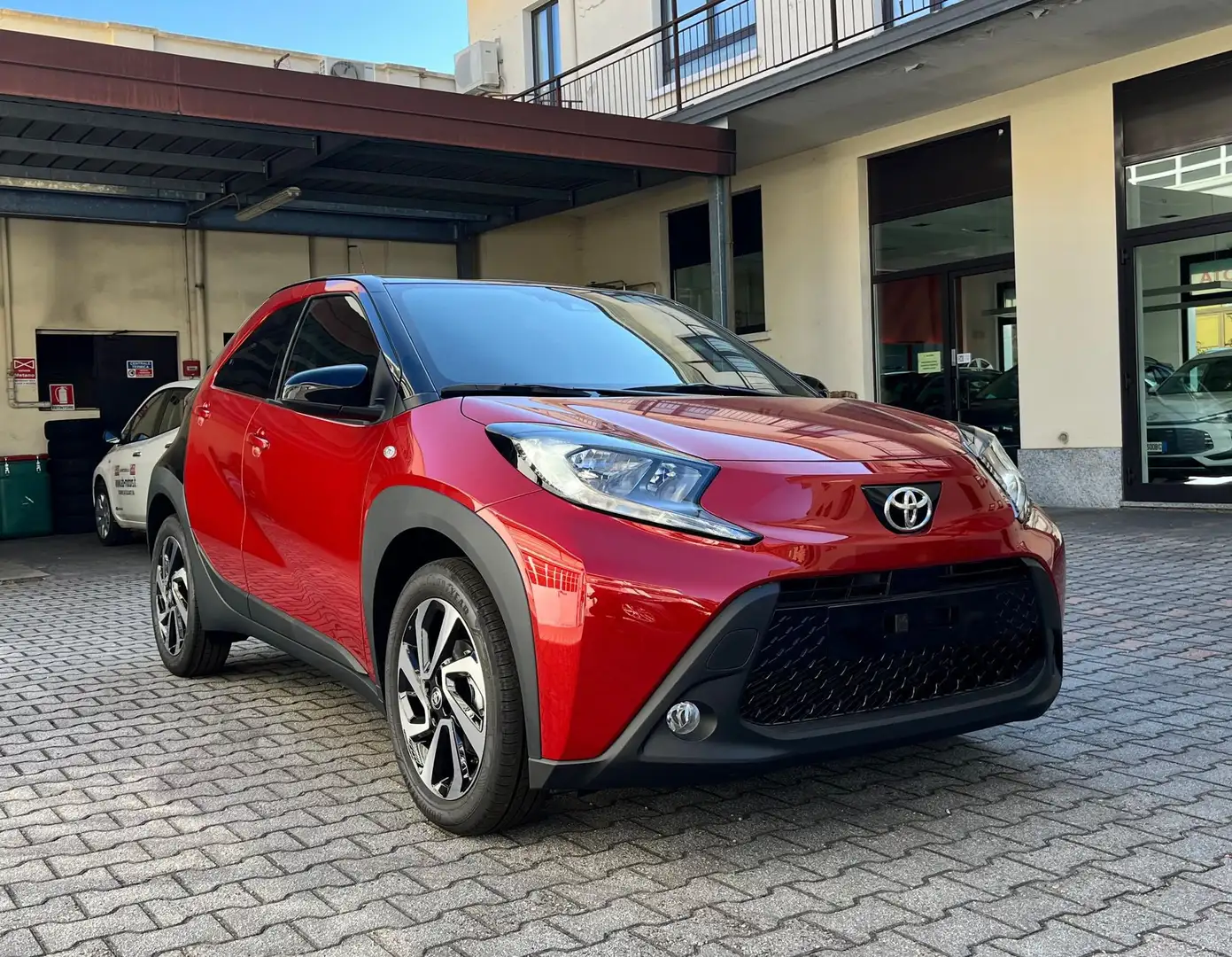 Toyota Aygo X 1.0 VVT-i 72 CV 5 porte Trend Rosso - 2