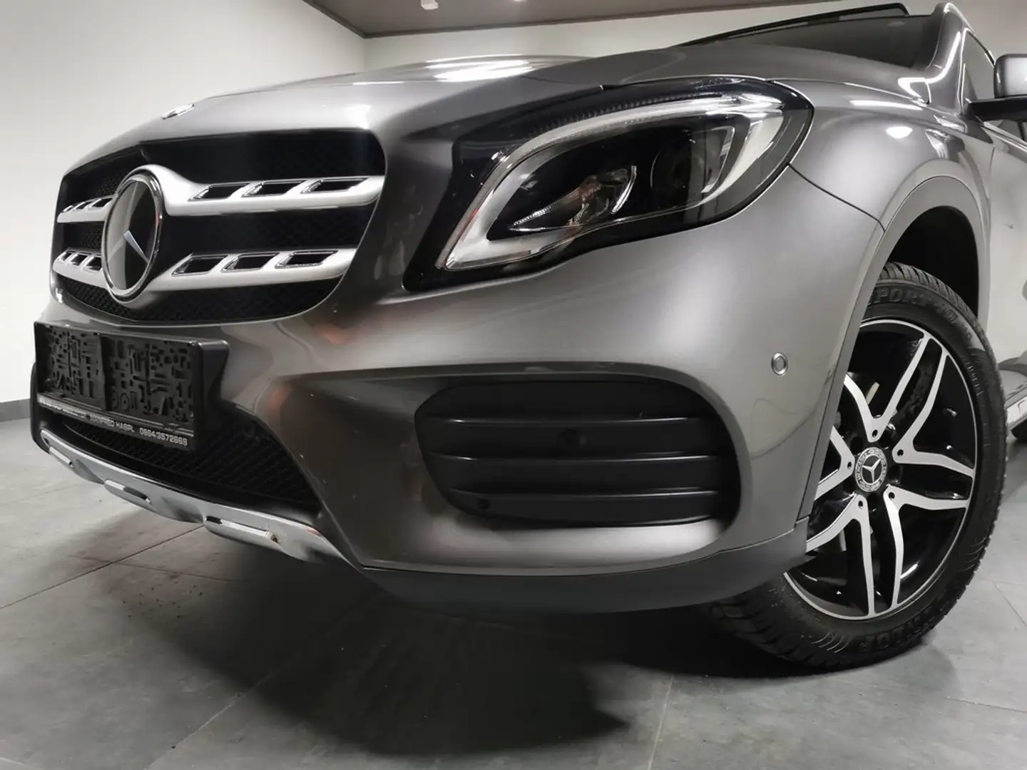 Mercedes-Benz GLA 250 -4 Matic,2xAMG Paket,Panorama,Ahv,SR+WR,Standhzg. Grau - 2