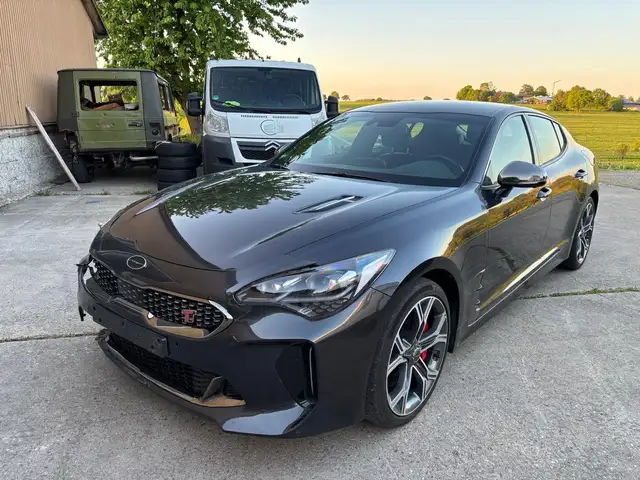 Kia Stinger GT 4WD Schaden vorne rechts