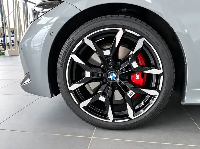 BMW 3 Series view 4