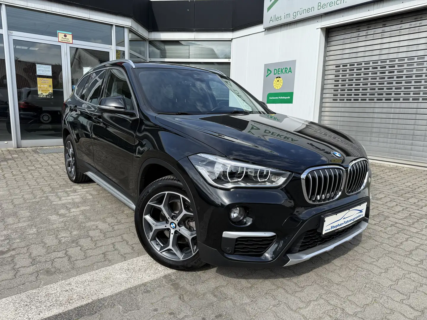 BMW X1 xDrive 2,0 d xLine DSG mit Klima/Navi/Teilleder/PD Schwarz - 1