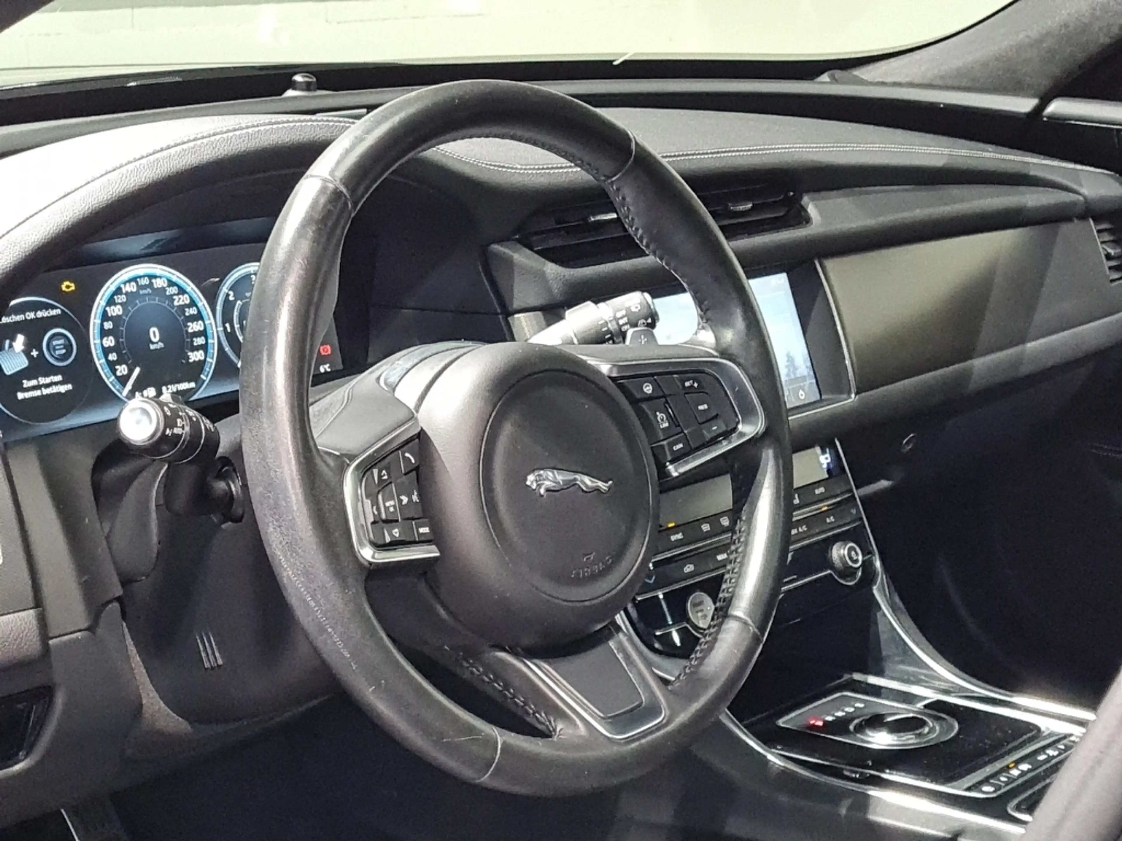 Jaguar XF 20d AWD Chequered Flag*BI-XENON*MERIDIAN* — photo 11