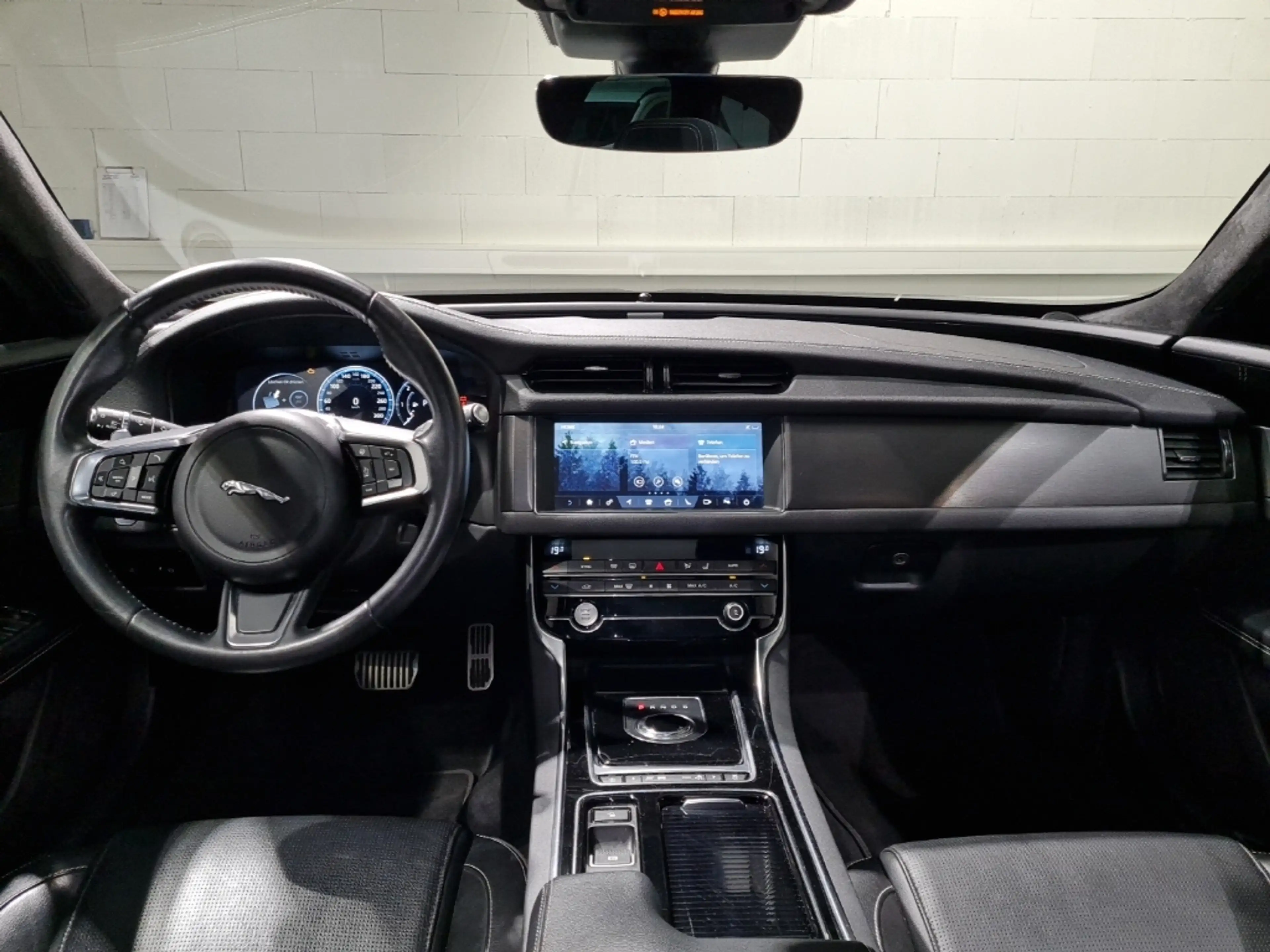 Jaguar XF 20d AWD Chequered Flag*BI-XENON*MERIDIAN* — photo 5