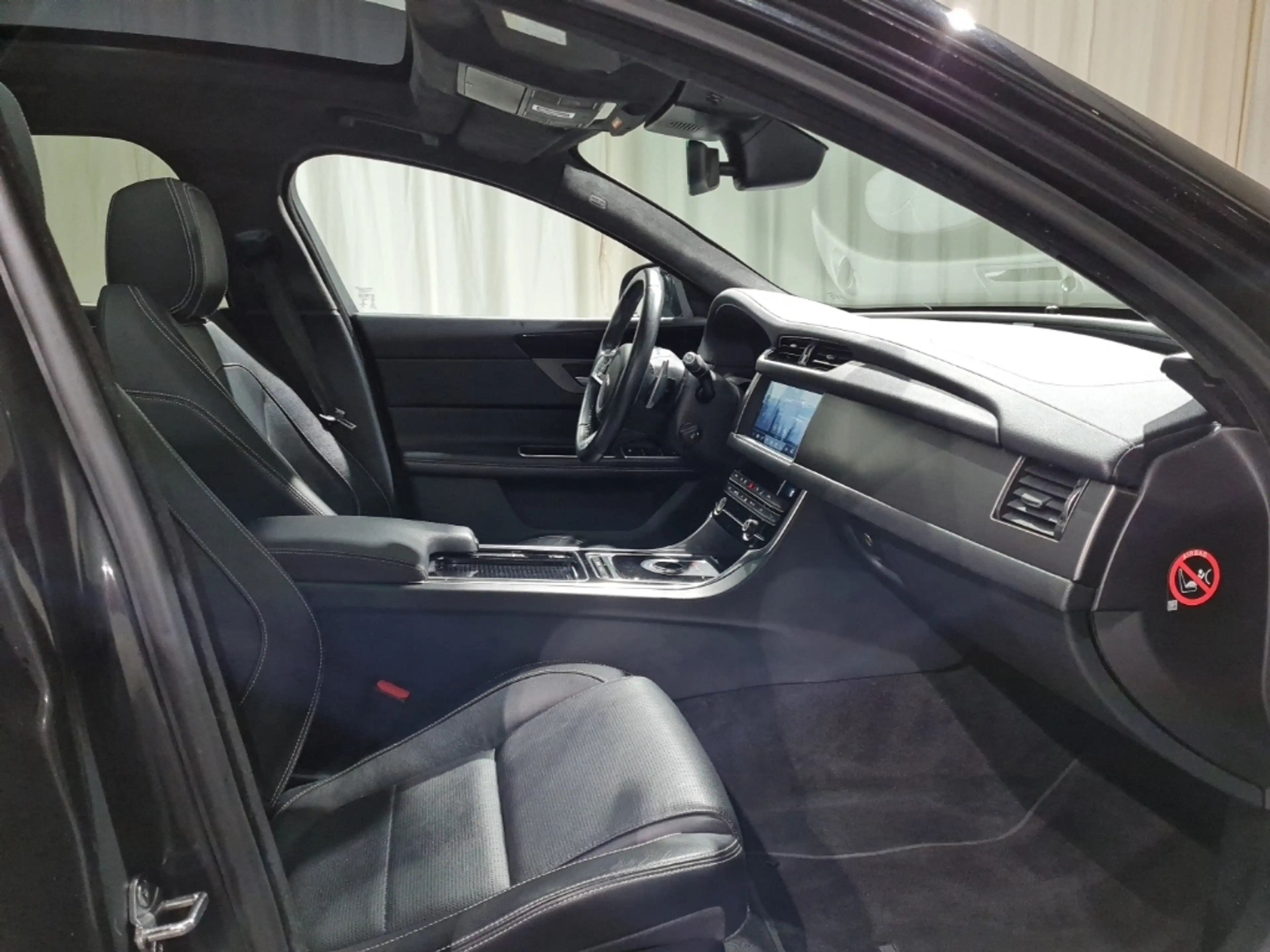 Jaguar XF 20d AWD Chequered Flag*BI-XENON*MERIDIAN* — photo 4