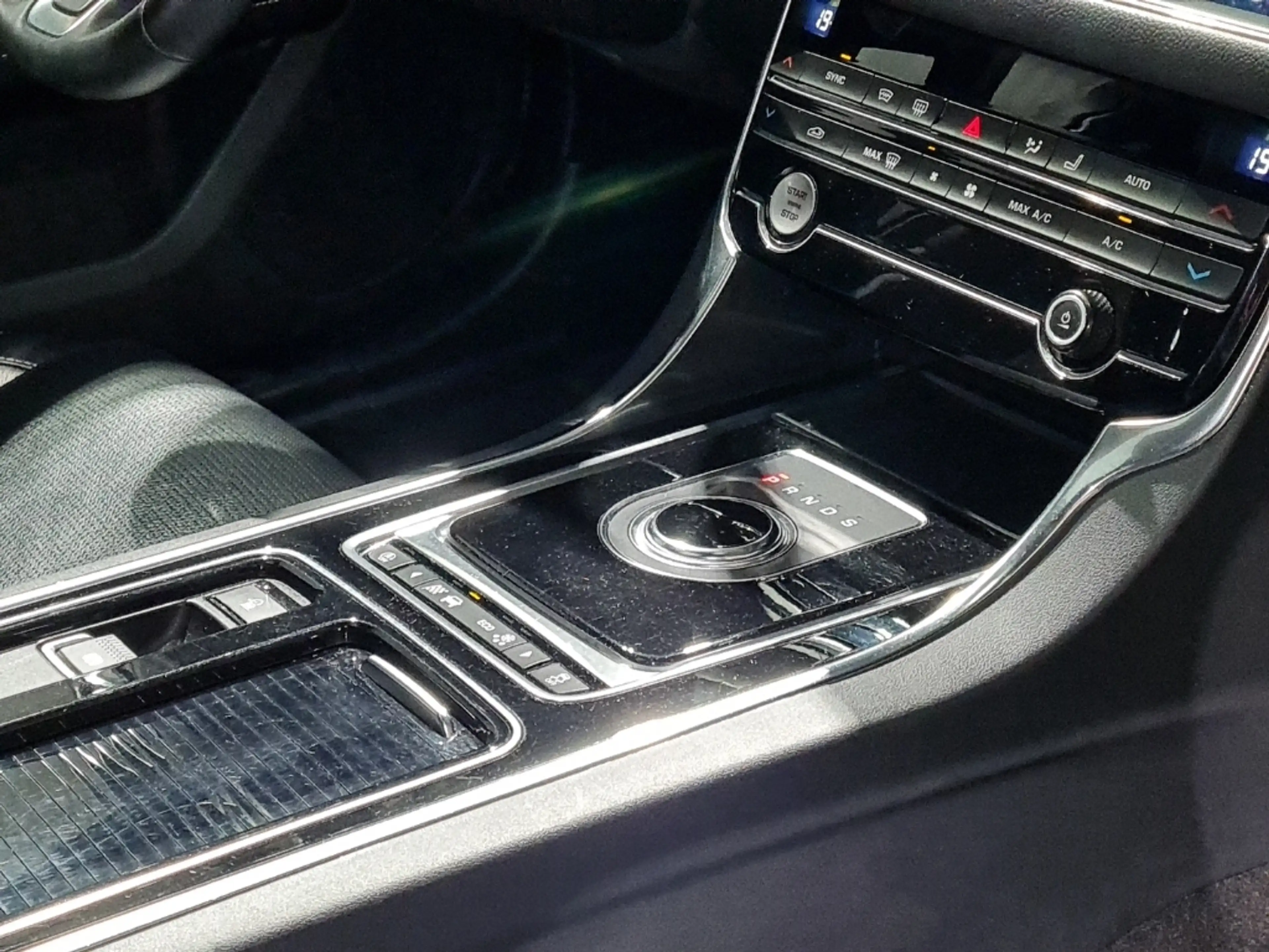 Jaguar XF 20d AWD Chequered Flag*BI-XENON*MERIDIAN* — photo 7