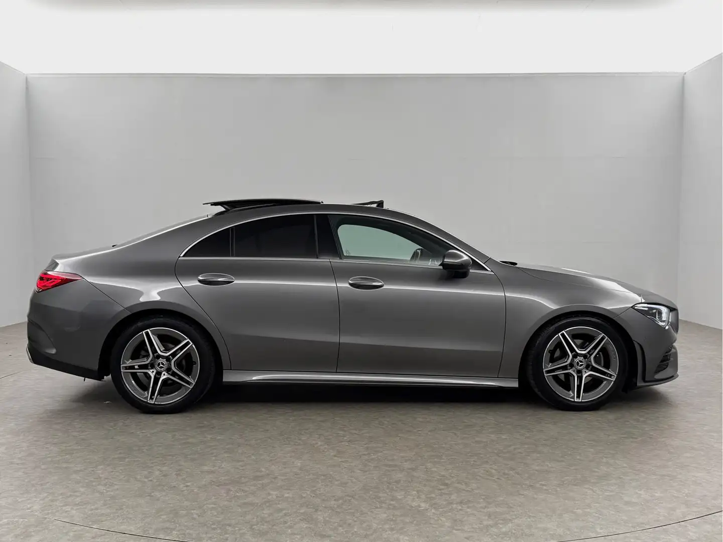 Mercedes-Benz CLA 180 AMG Pano Sfeer Camera LED Carplay Virtual Clima Cr Gris - 2