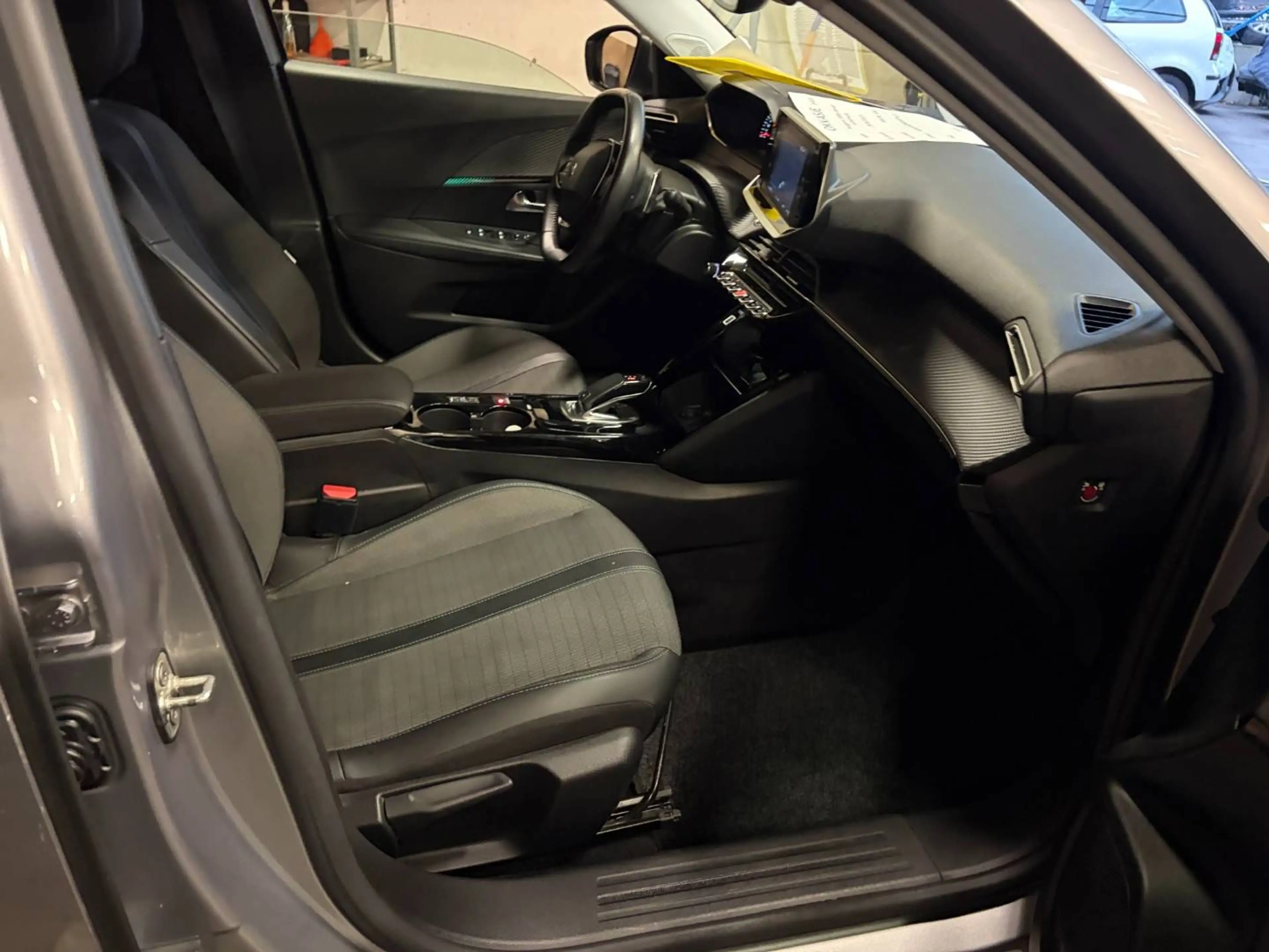 Peugeot 2008 2008 1.5 BlueHDi Allure — photo 11