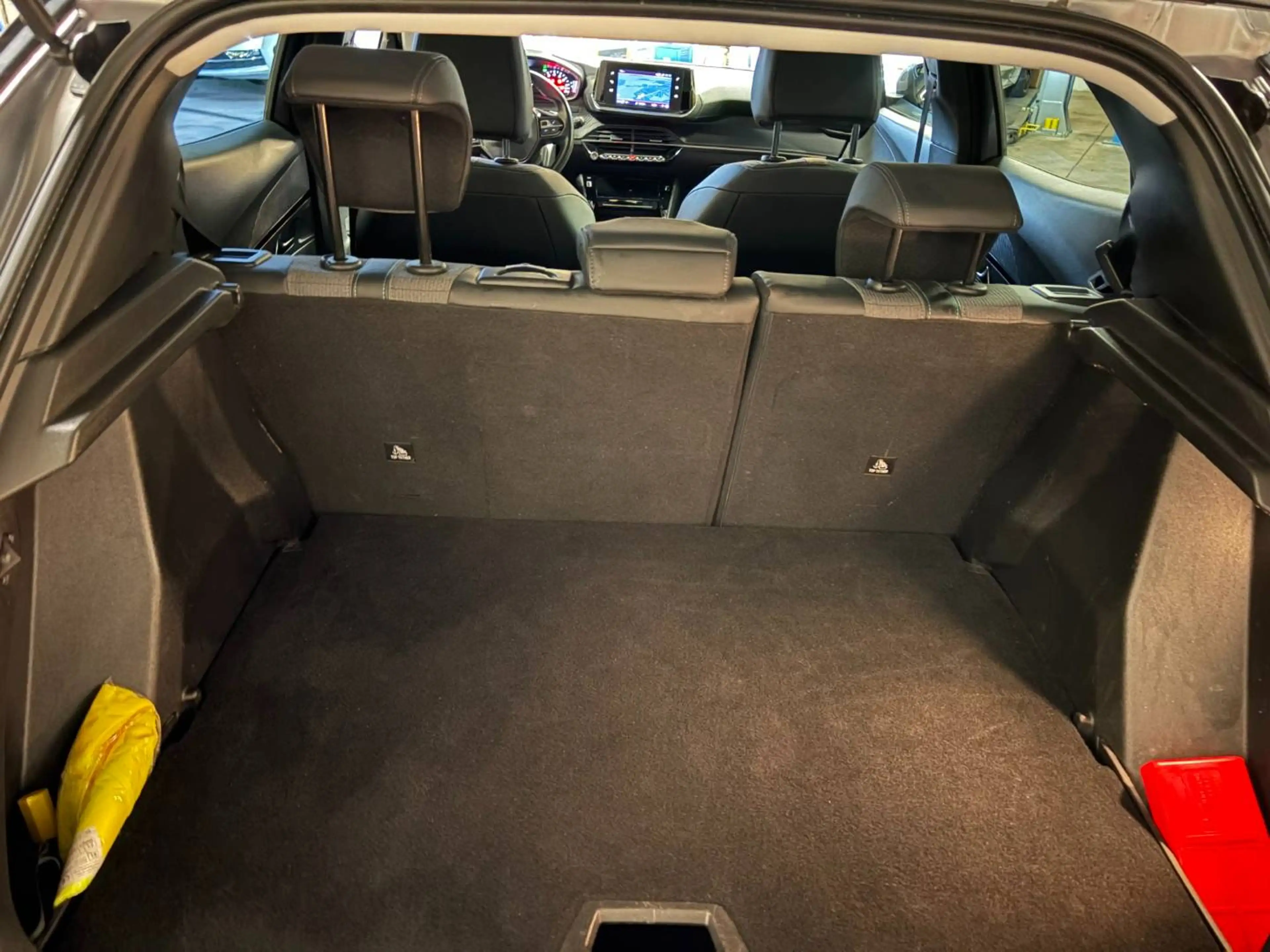 Peugeot 2008 2008 1.5 BlueHDi Allure — photo 13