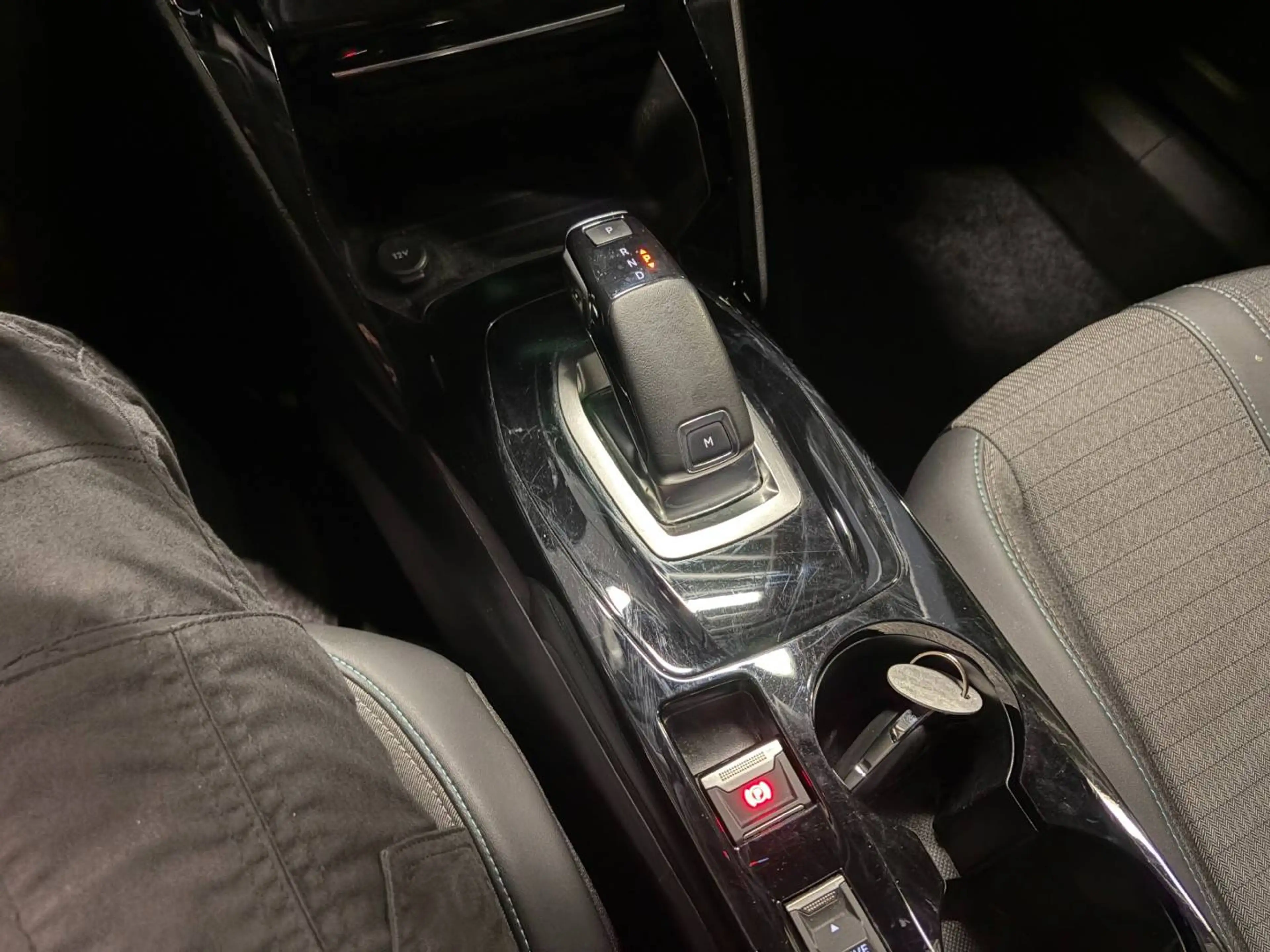 Peugeot 2008 2008 1.5 BlueHDi Allure — photo 9