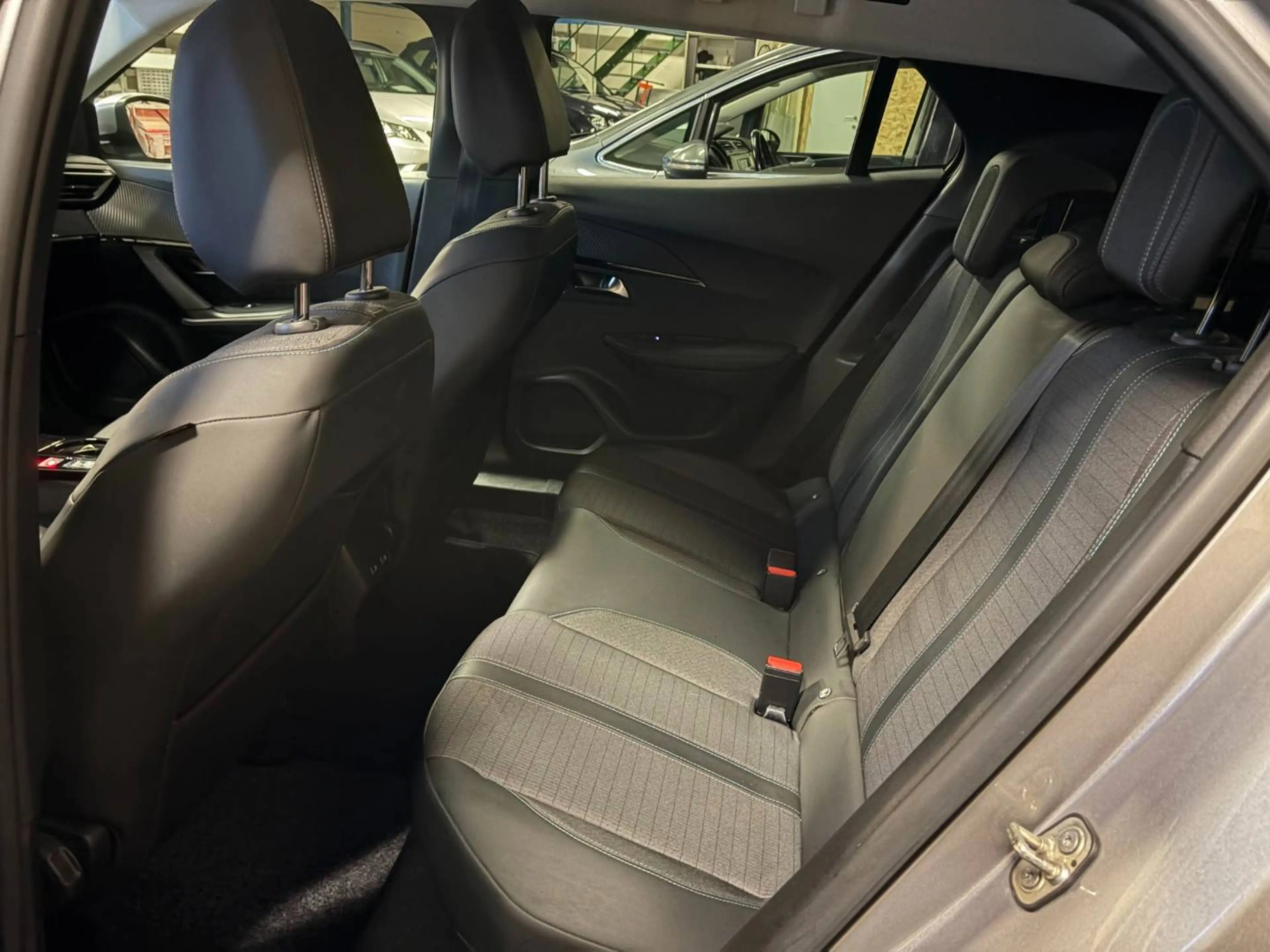 Peugeot 2008 2008 1.5 BlueHDi Allure — photo 12