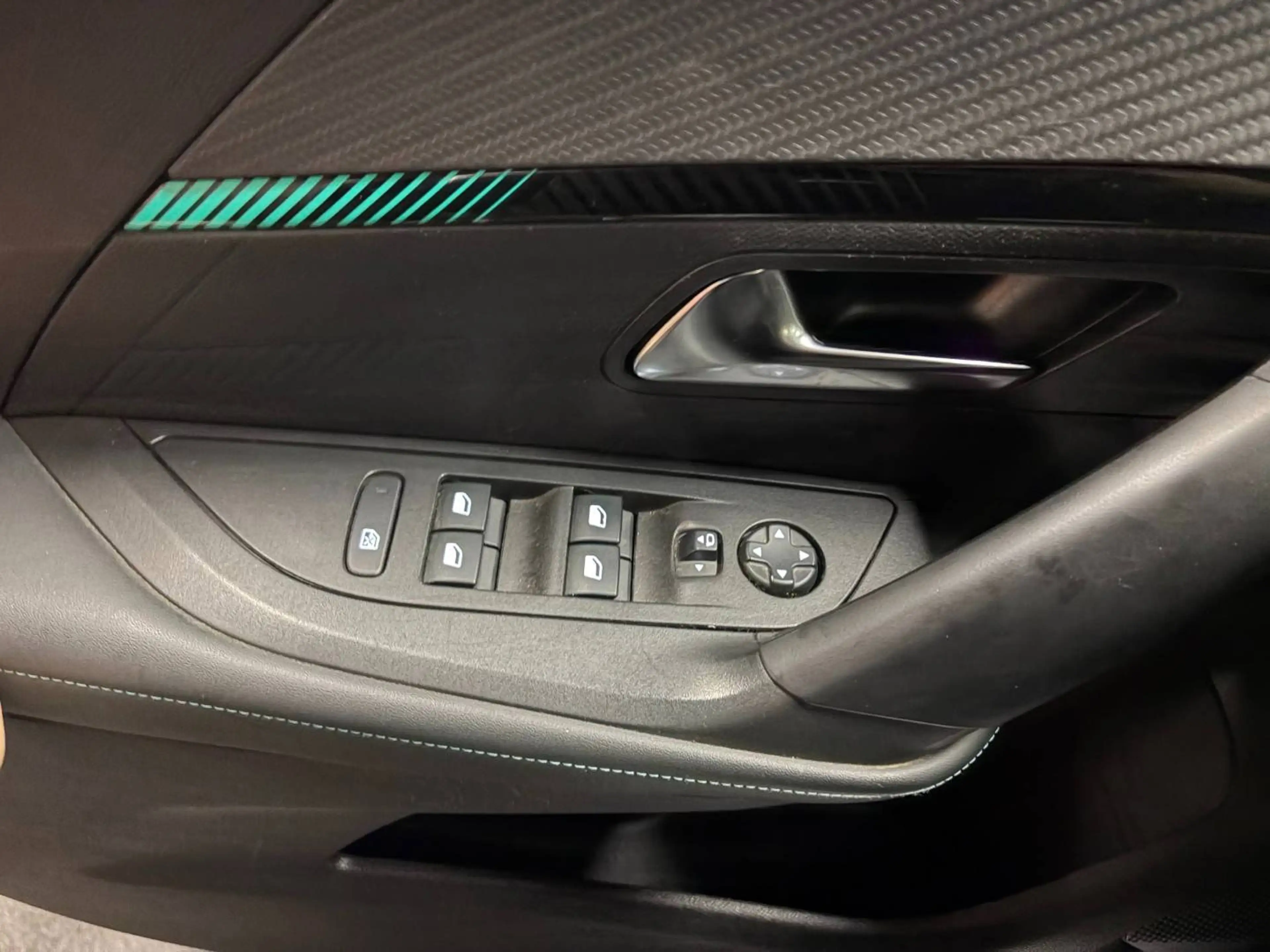 Peugeot 2008 2008 1.5 BlueHDi Allure — photo 6