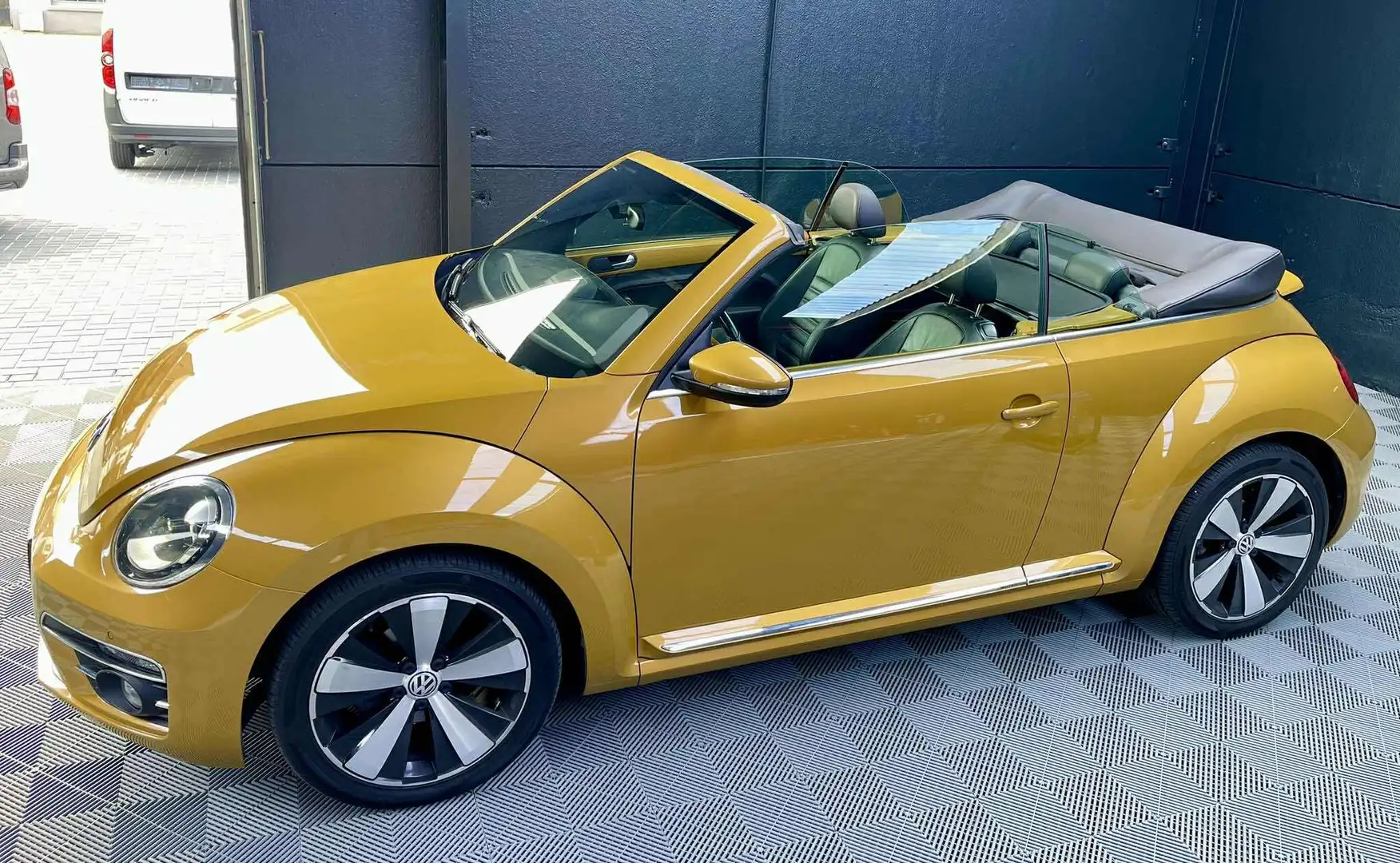 Volkswagen Beetle Cabriolet 1.2 TSI //COUP DE COEUR GARANTI// Geel - 1