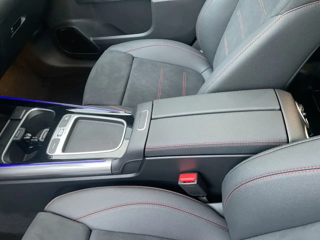 Mercedes-Benz GLA снимка Mercedes-Benz GLA