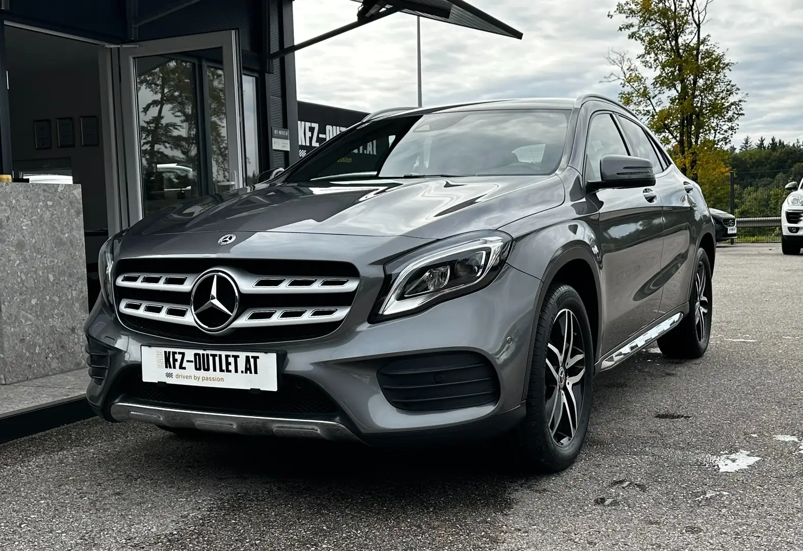 Mercedes-Benz GLA 180 CDI Aut. *AMG Line*Leder*Navi*RFK*T-Winkel* Grau - 1
