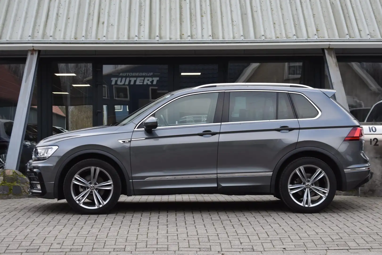 Volkswagen Tiguan 1.5 TSI ACT R-Line | TREKHAAK | NAP | APPLE CARPLA Grijs - 2