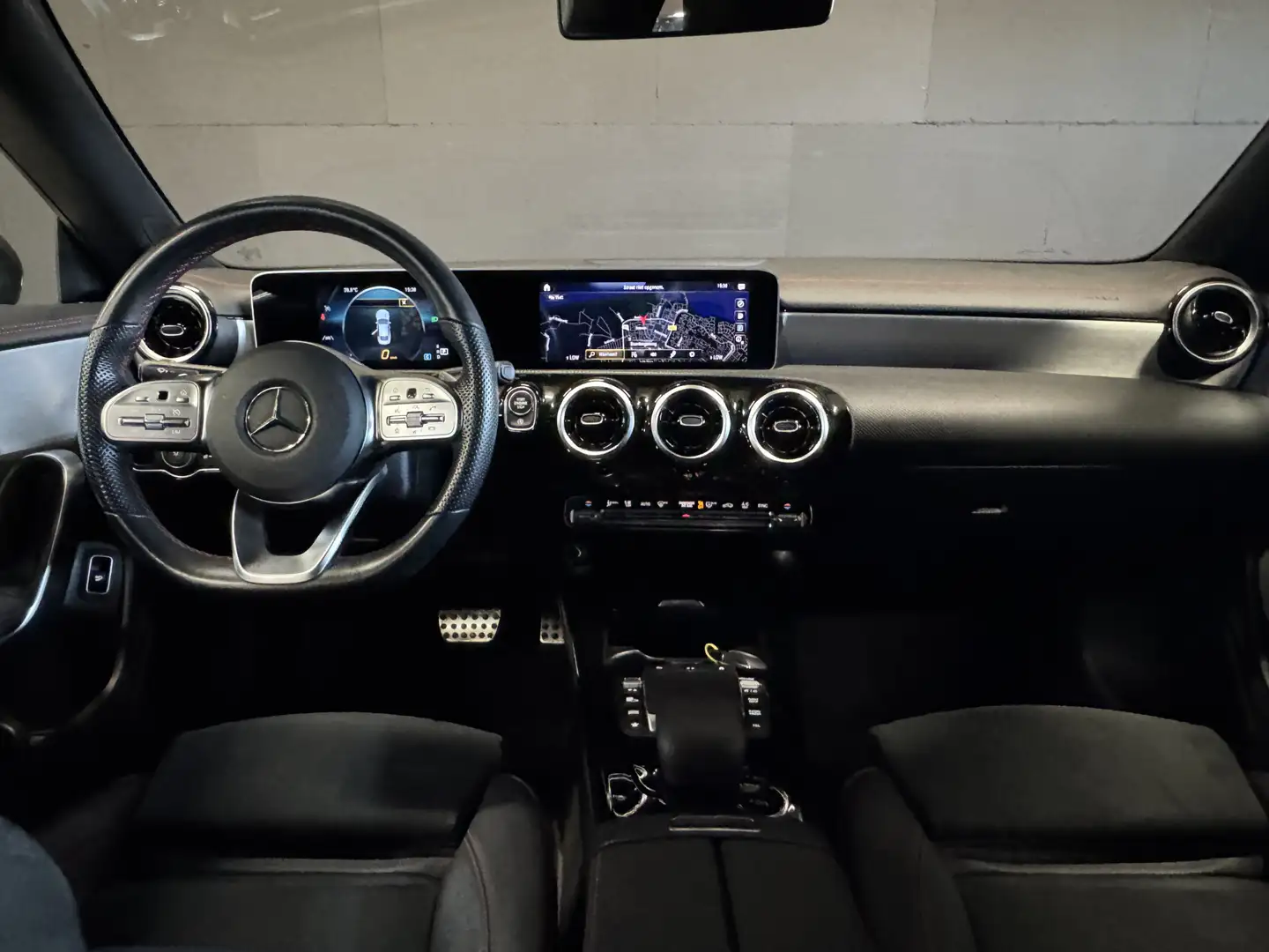 Mercedes-Benz CLA 200 Business Solution AMG Automaat | Elektr. trekhaak Grijs - 2