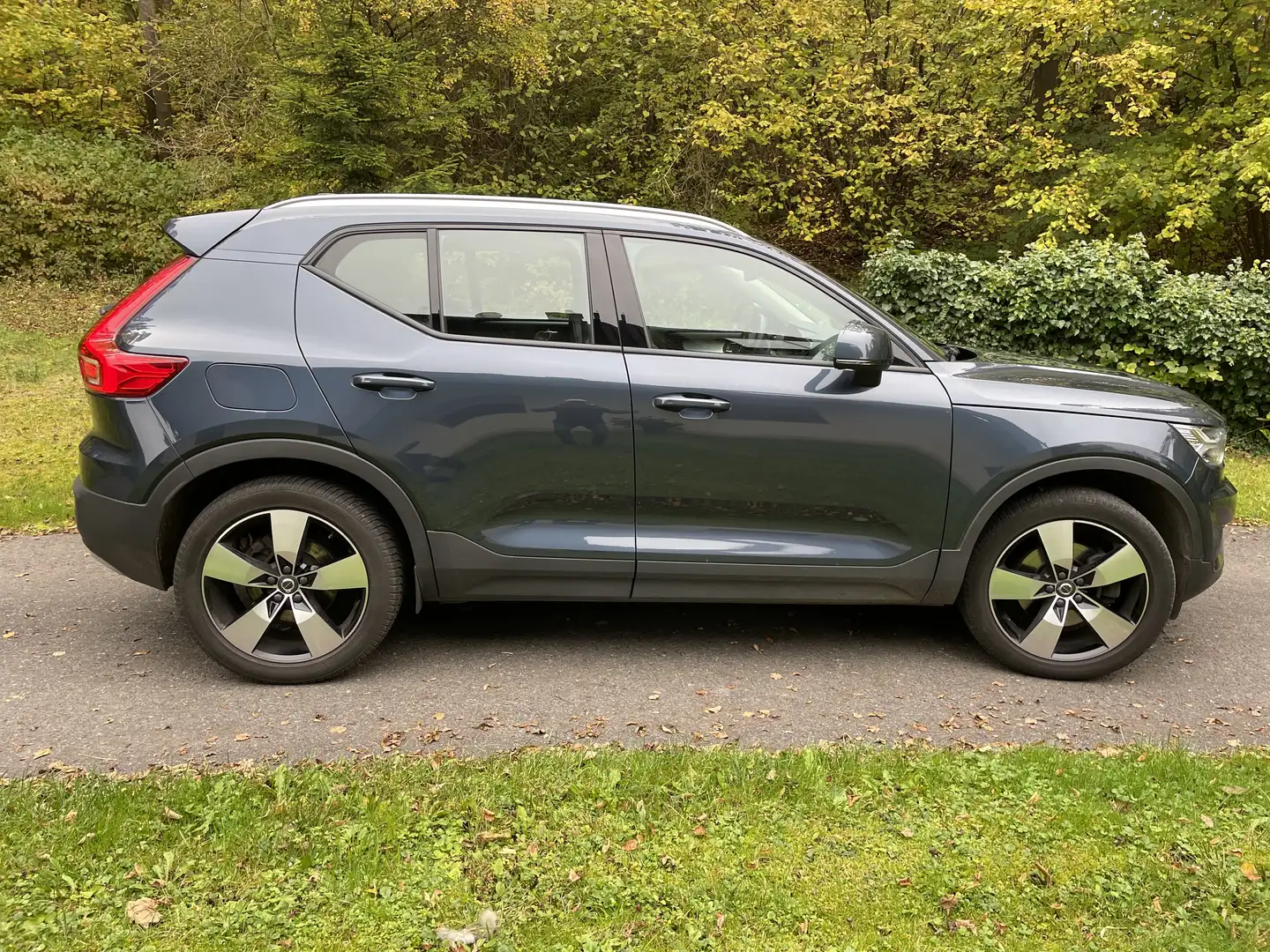 Volvo XC40 Momentum Pro AWD Blau - 1