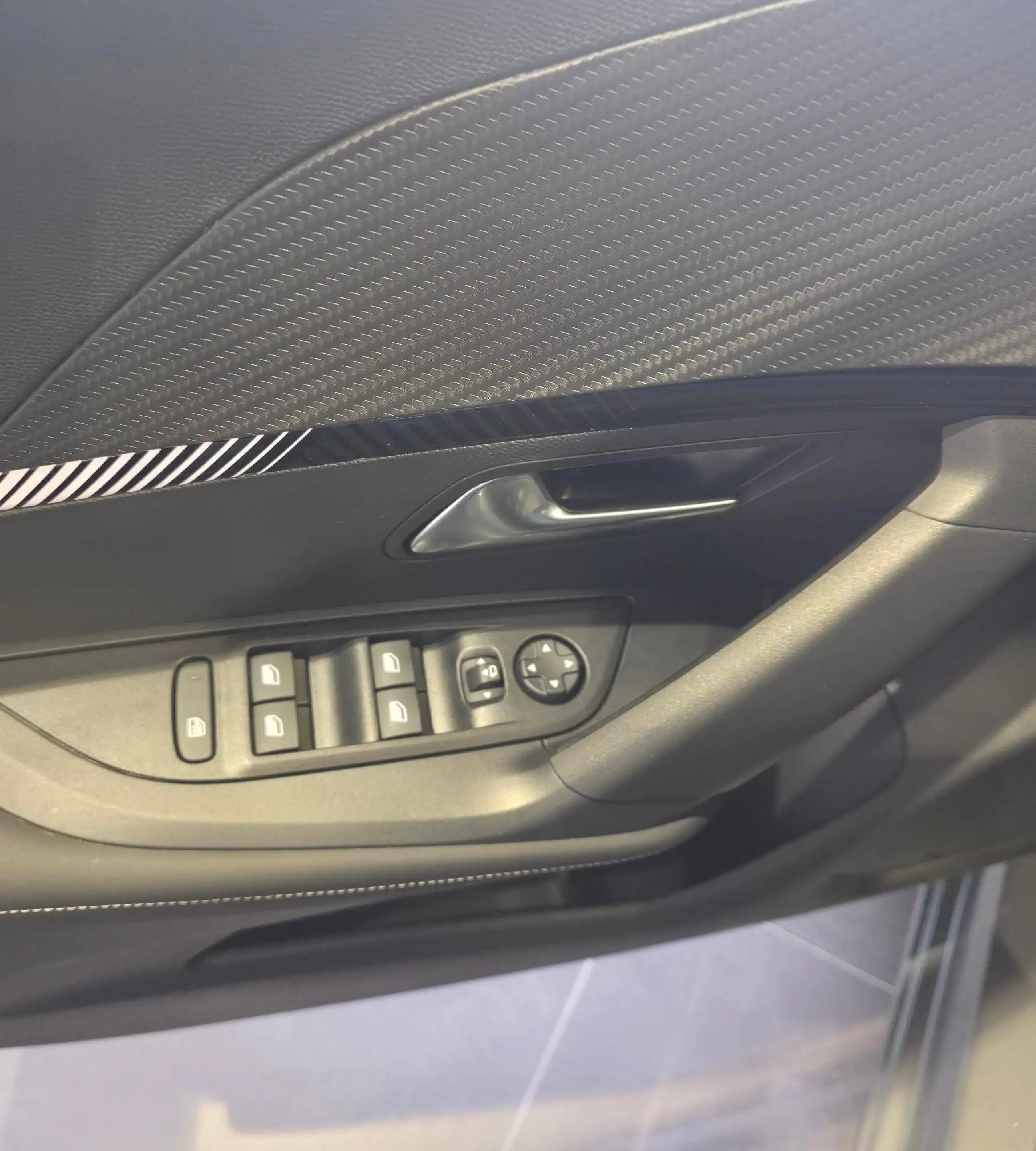 Peugeot 2008 2008 1.2 Hybrid Allure e-DCS Allure — photo 7