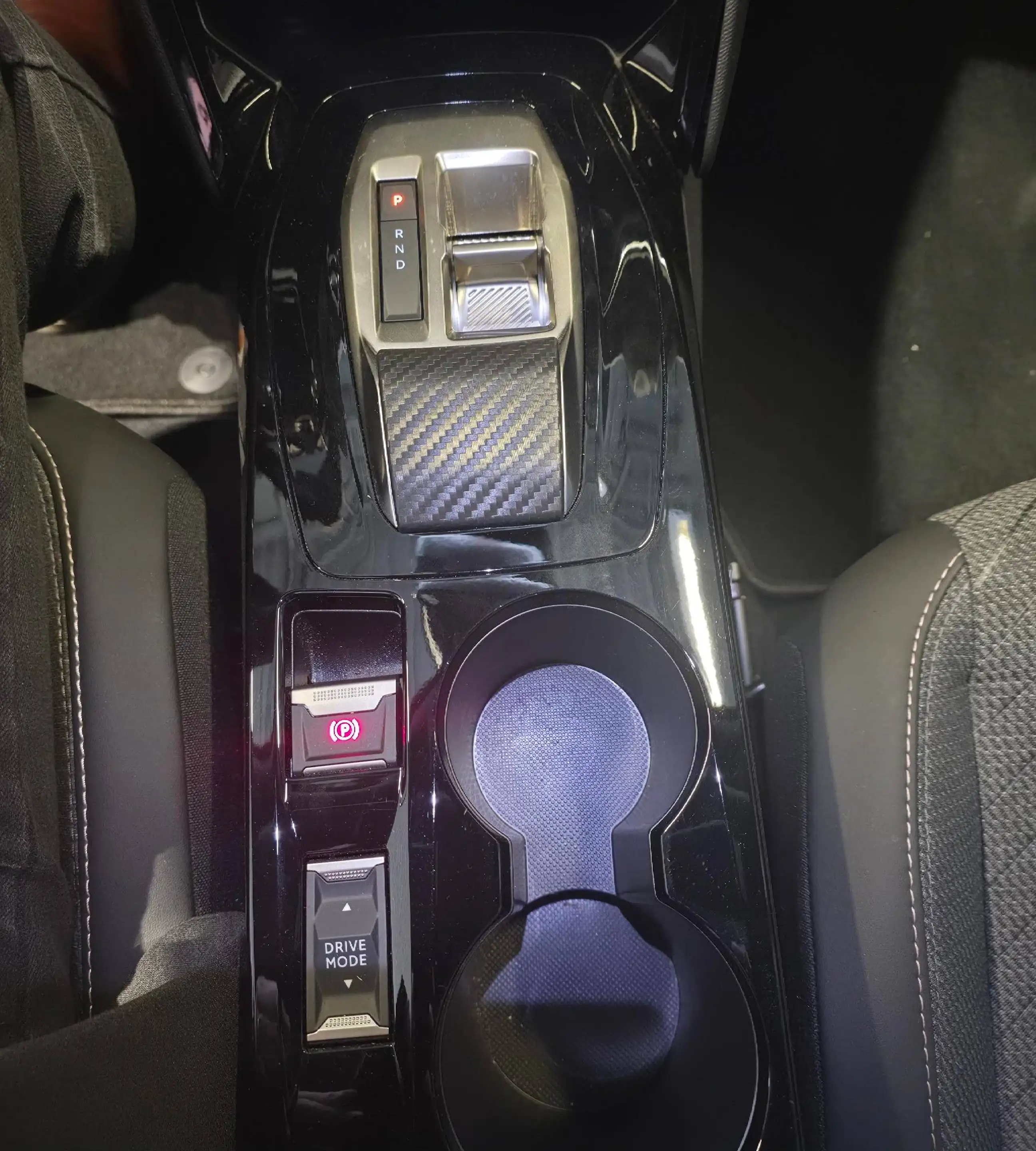 Peugeot 2008 2008 1.2 Hybrid Allure e-DCS Allure — photo 11