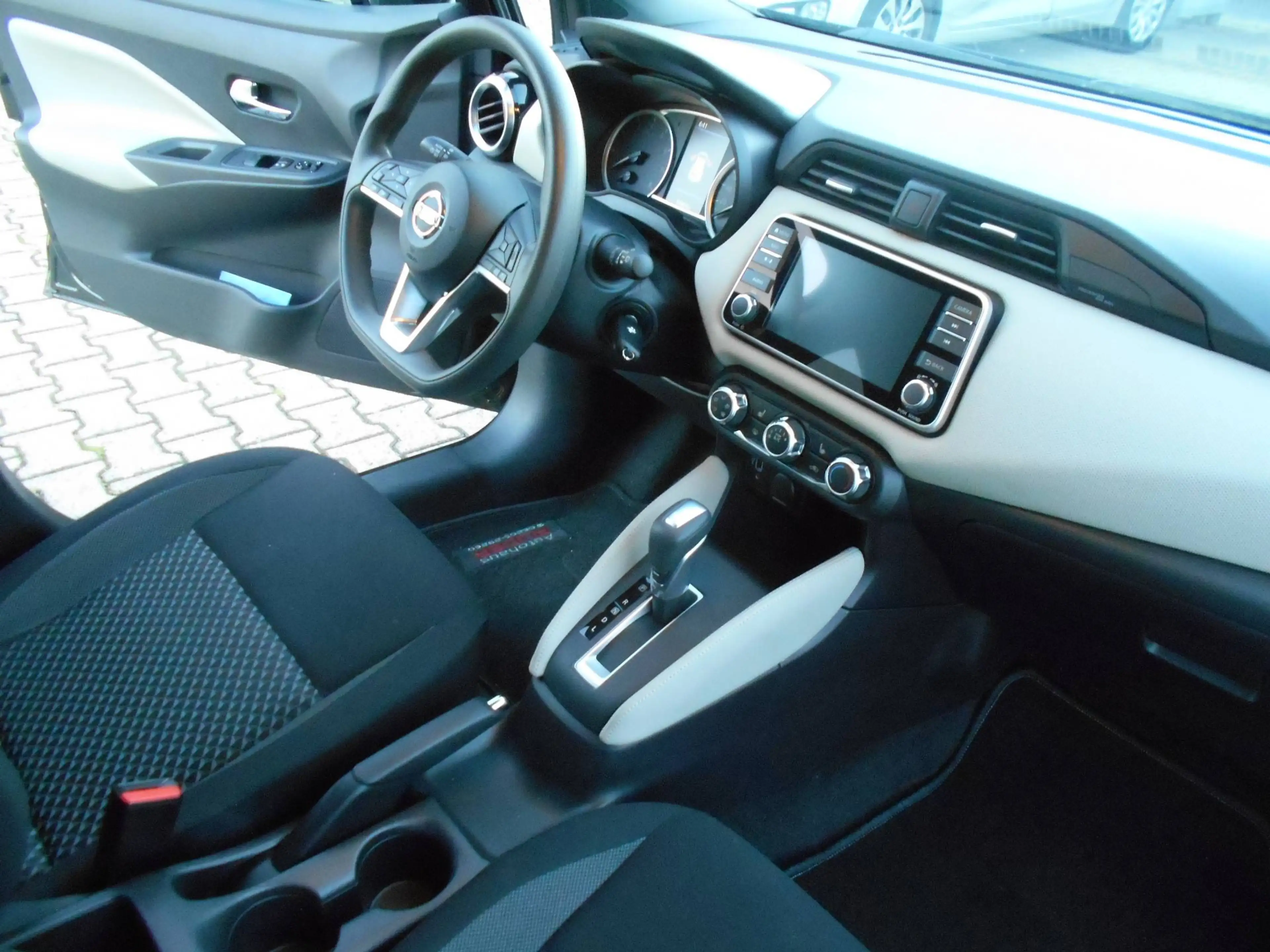 Nissan Micra N-Way/AUTOMATIK /Navi/Sitzheiz/Alu/Allwetter — photo 12