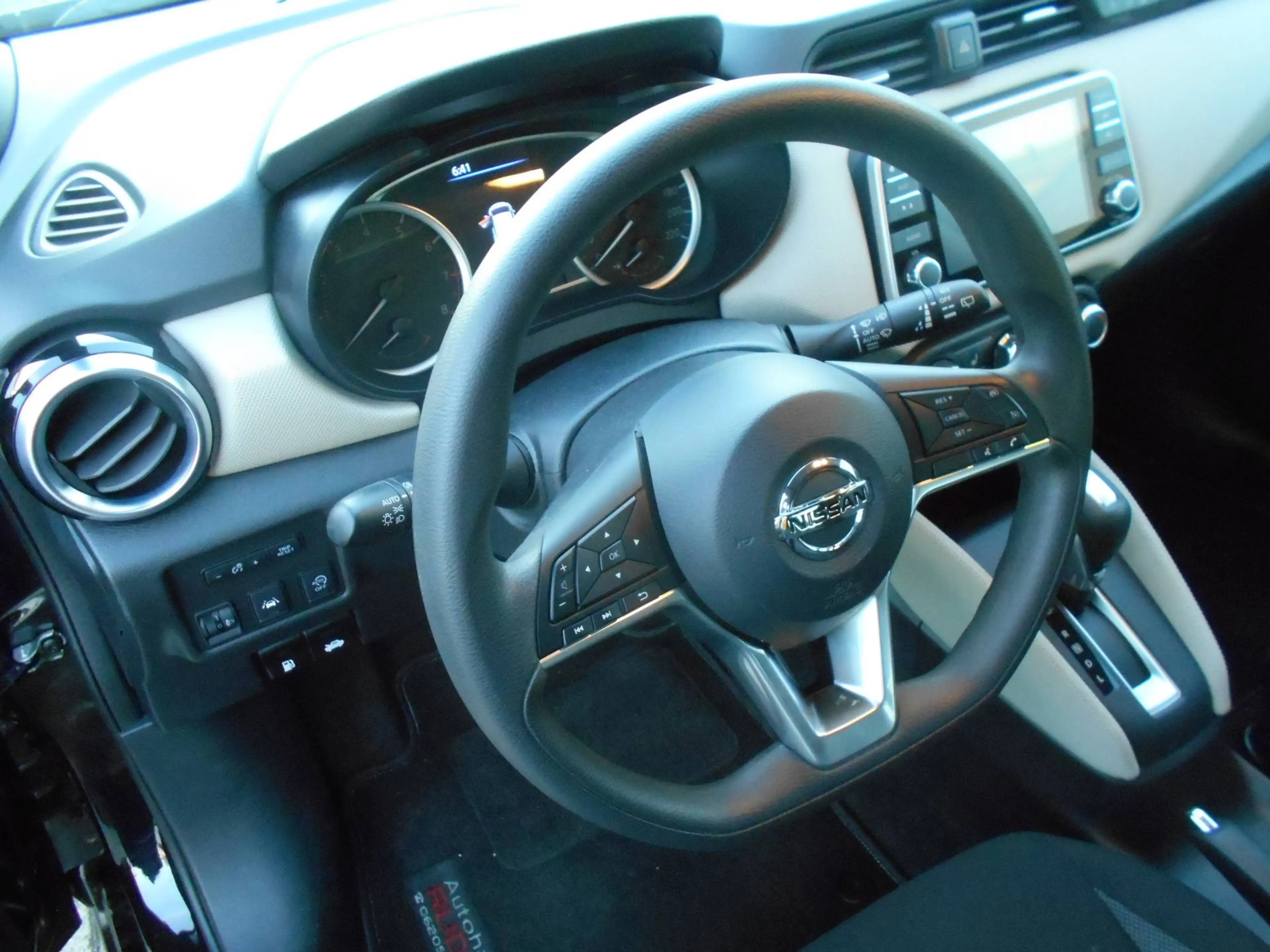 Nissan Micra N-Way/AUTOMATIK /Navi/Sitzheiz/Alu/Allwetter — photo 11