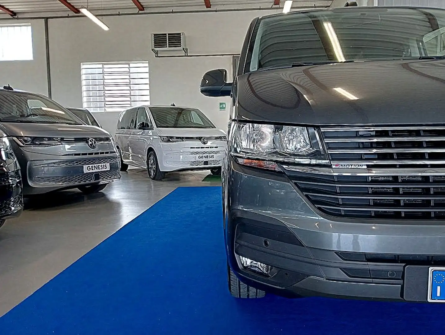 Volkswagen T6 Caravelle T6.1 PL CRUISE 4MOTION 4X4 IVA DEDUCIBILE PRONTO Grigio - 2
