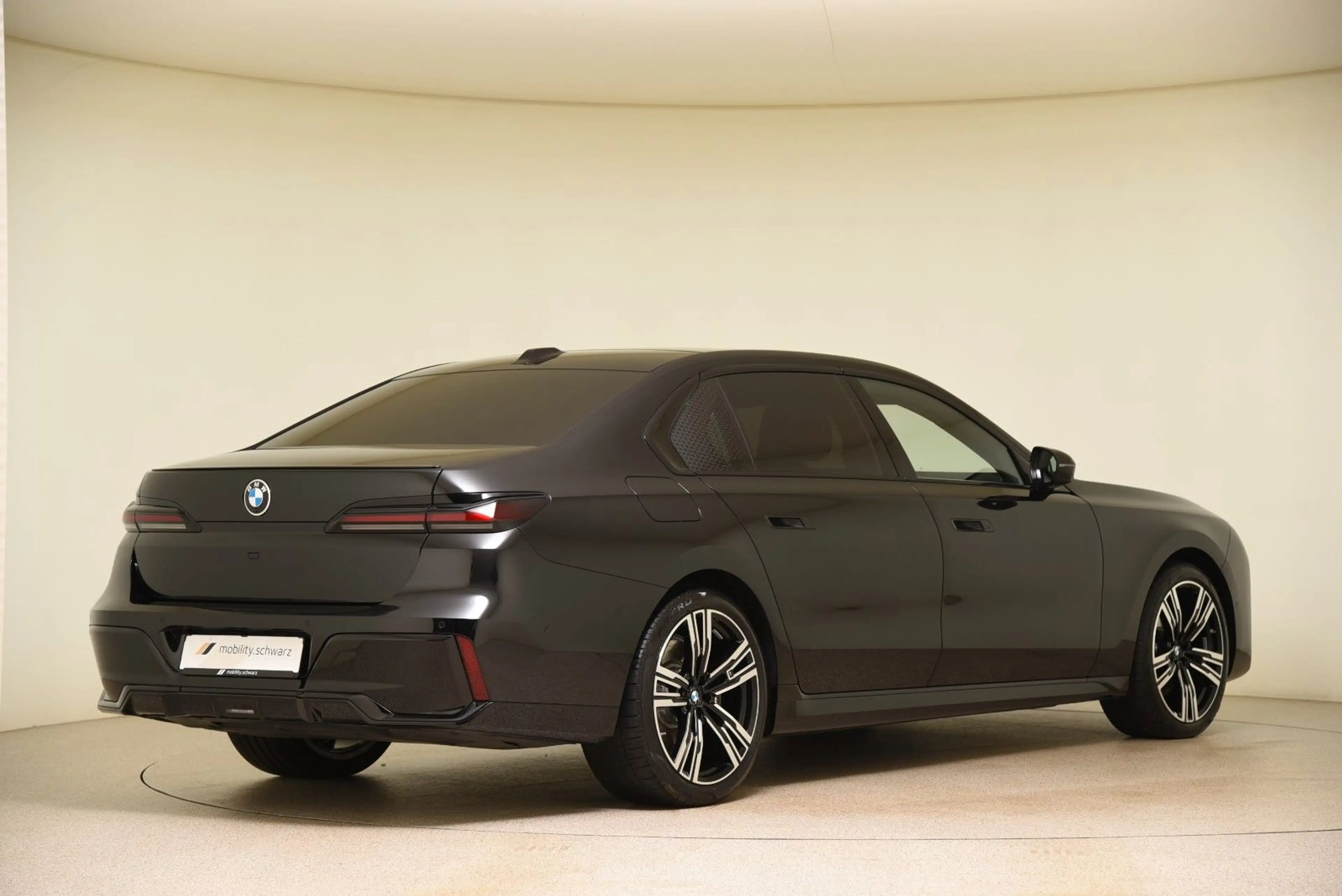 BMW 740 d xDrive M Sport Pro StandHzg LED Pano HUD — photo 3