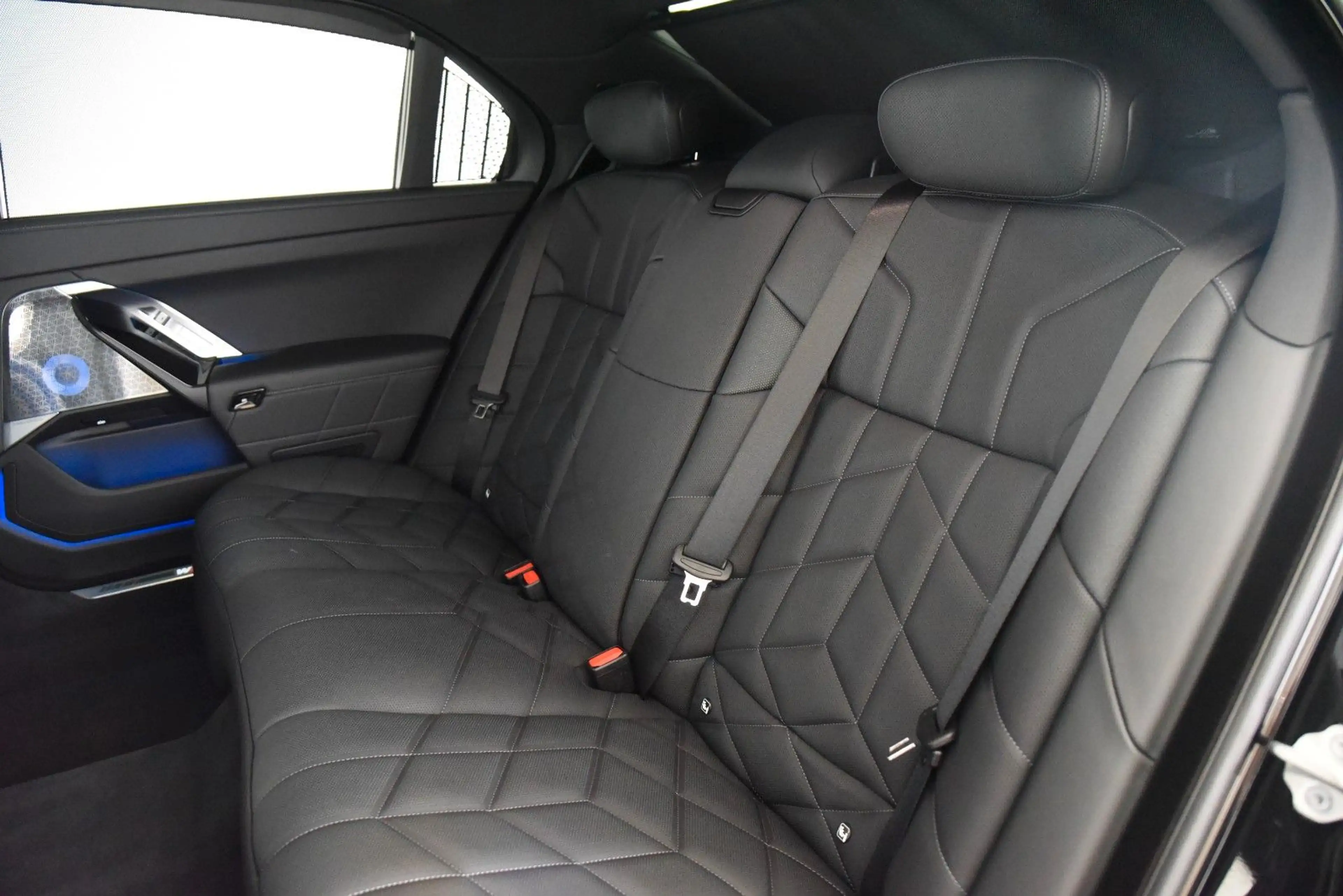 BMW 740 d xDrive M Sport Pro StandHzg LED Pano HUD — photo 6