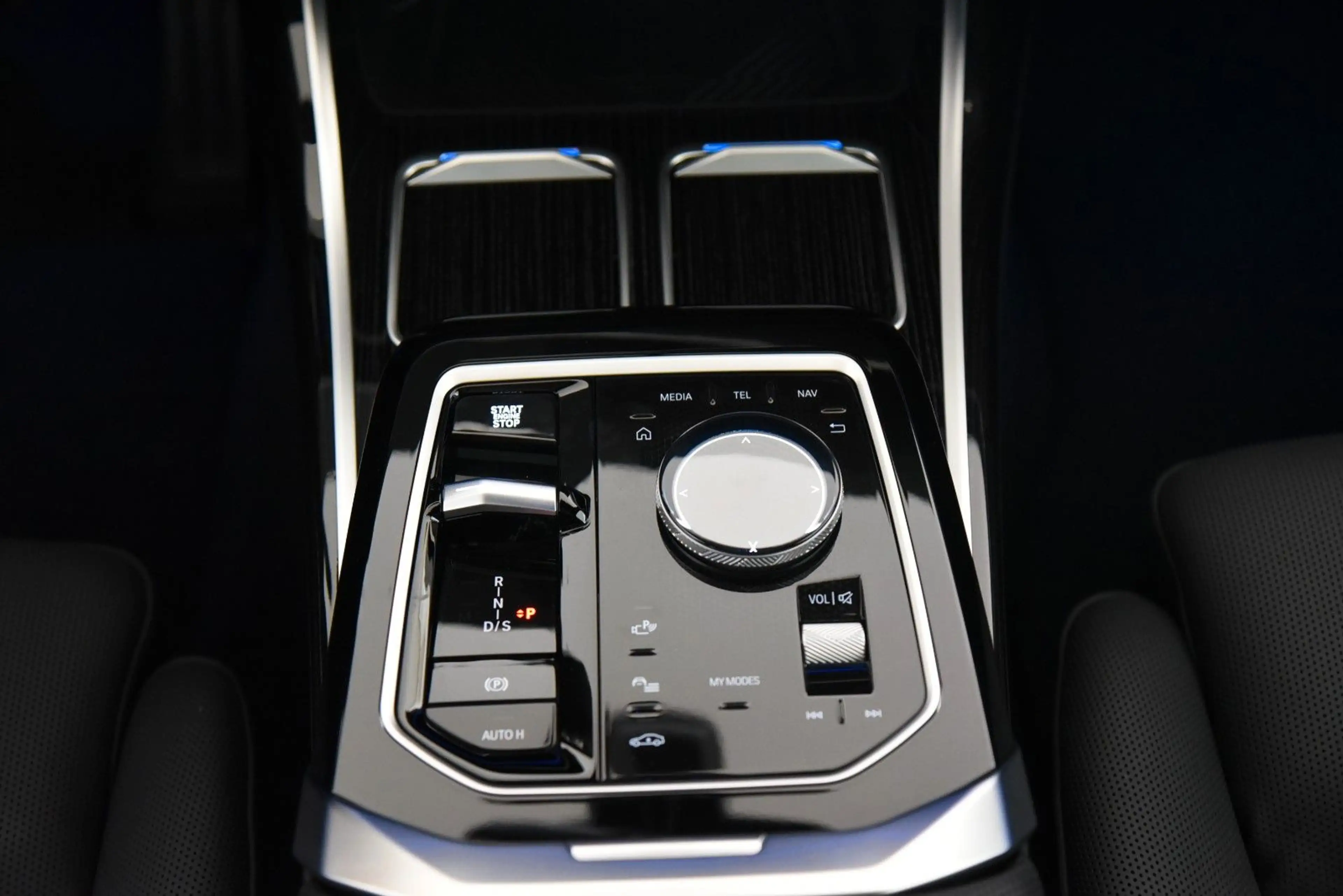 BMW 740 d xDrive M Sport Pro StandHzg LED Pano HUD — photo 15