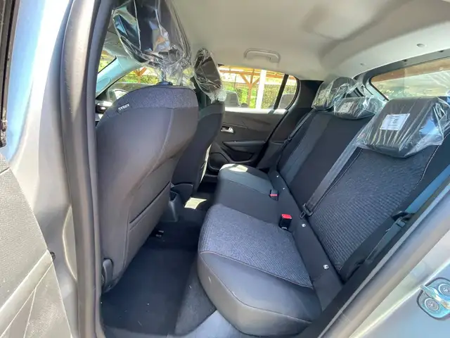 Peugeot 208 view 11