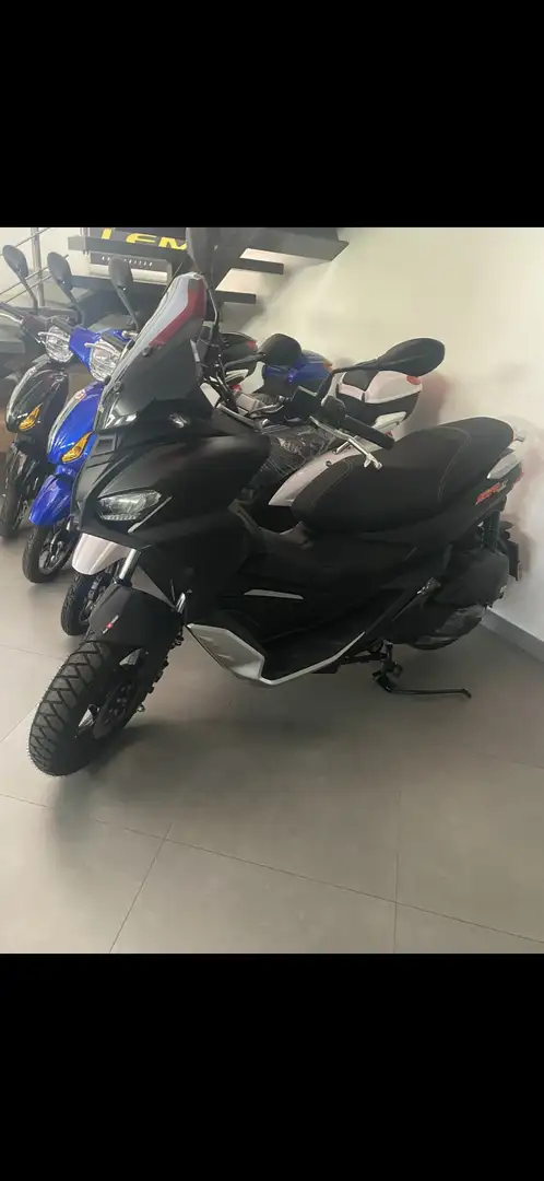 Aprilia SR GT 125 total black opaco - 1
