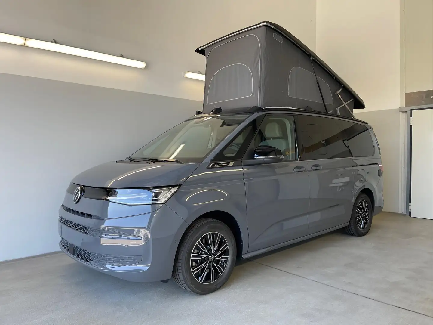 Volkswagen T7 California Coast eHybrid DSG 4Motion AHK+Markise 1.5 TSI e... Grau - 1
