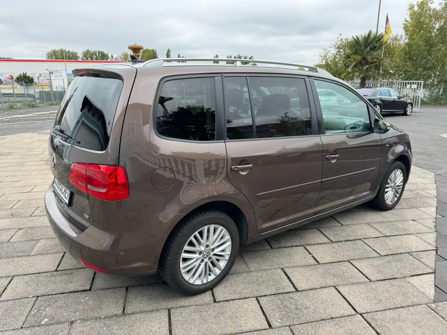 Volkswagen Touran 1.6TDI Cup, AHK, Navi, 1.Hand, Garantie! Brun - 2