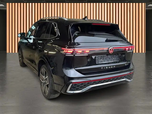 Volkswagen Tiguan view 4