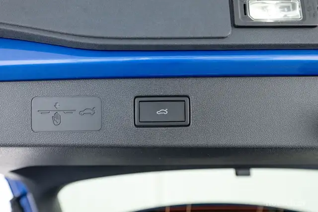Volkswagen T-Roc view 9