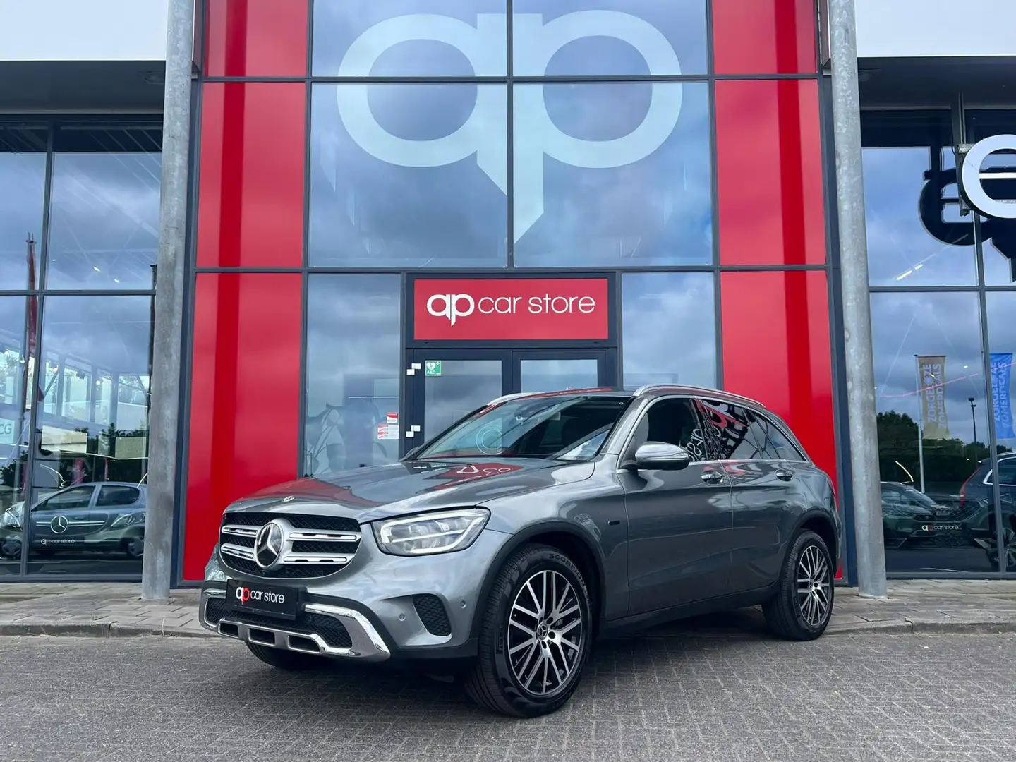 Mercedes-Benz GLC 300 GLC 300e 4Matic Grijs - 1