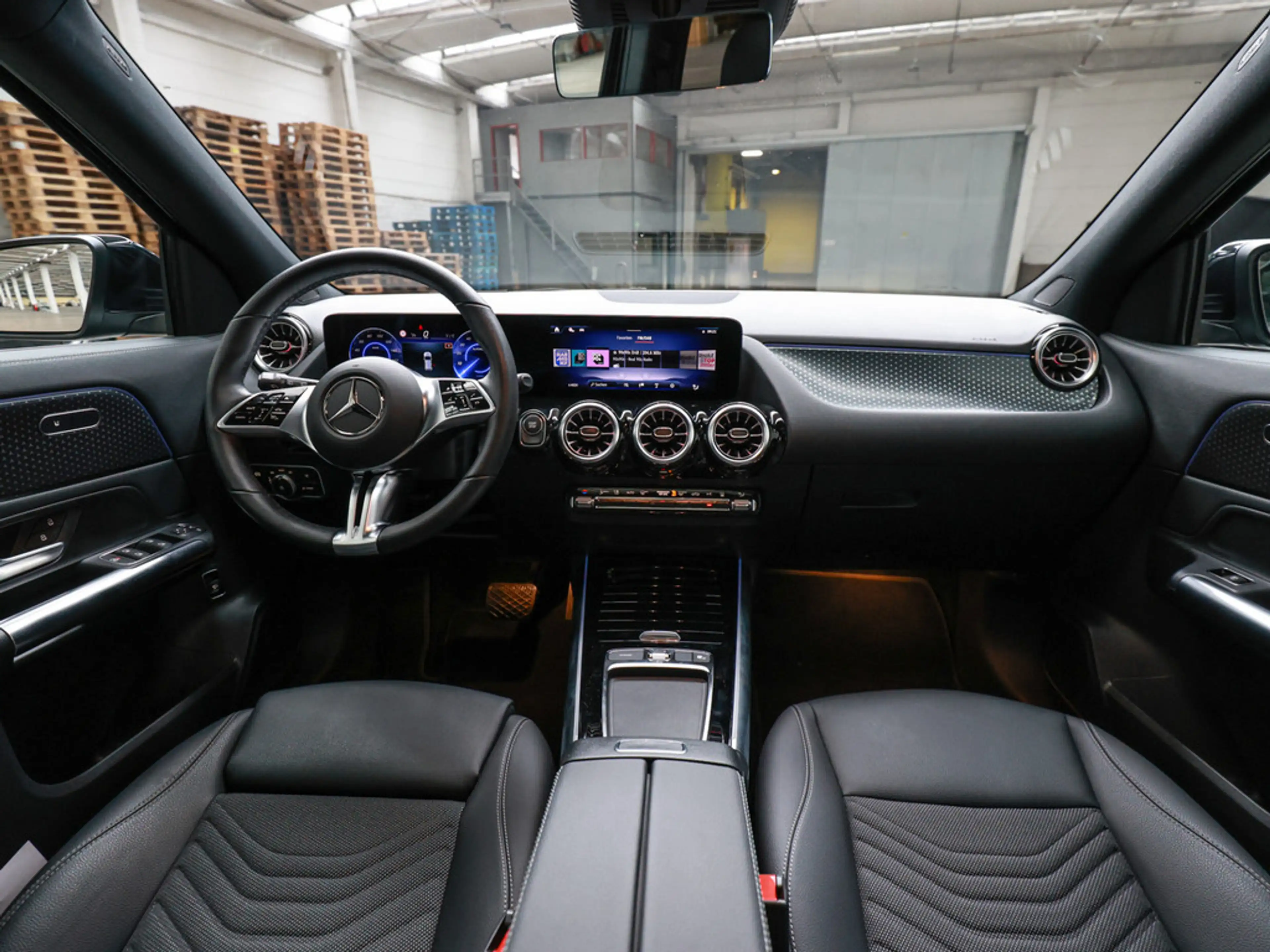 Mercedes-Benz EQA 300 4M Progressive Advanced PANO LED NAVI — photo 11