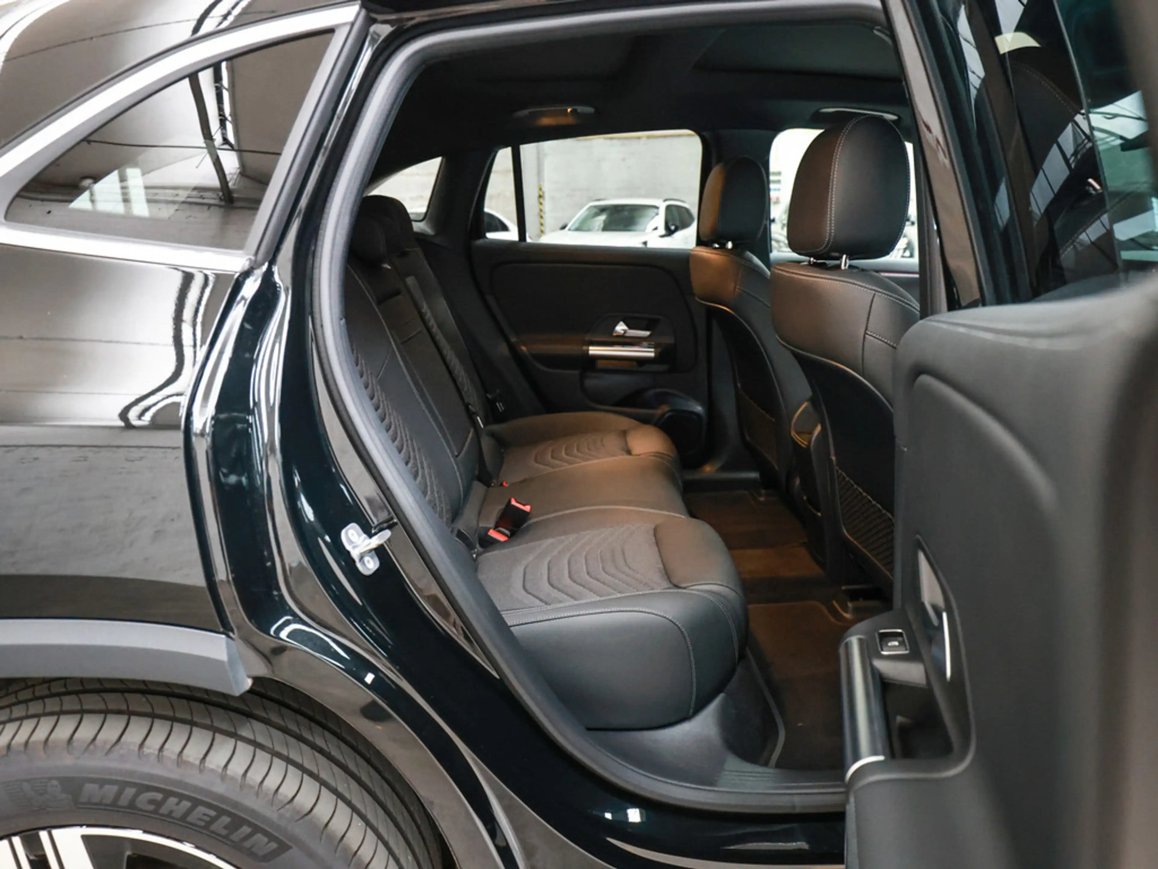 Mercedes-Benz EQA 300 4M Progressive Advanced PANO LED NAVI — photo 9
