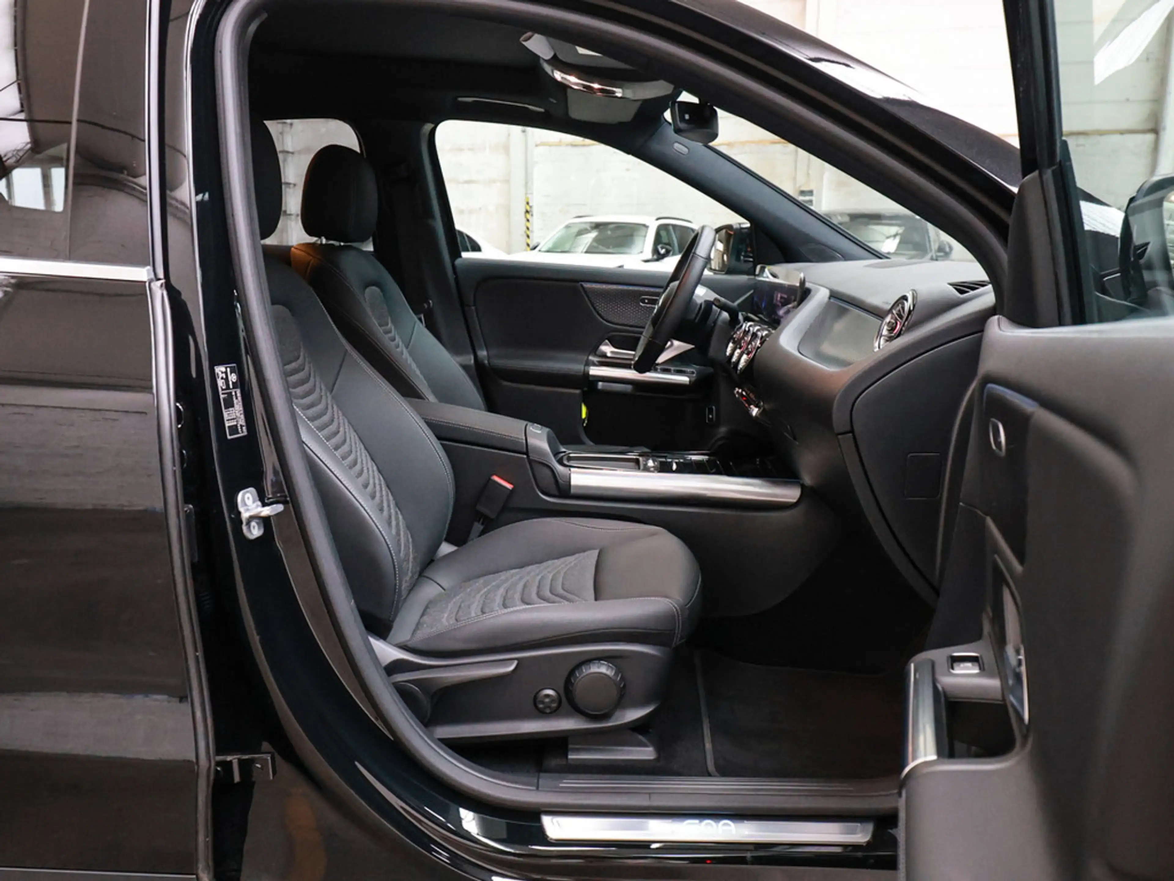 Mercedes-Benz EQA 300 4M Progressive Advanced PANO LED NAVI — photo 5