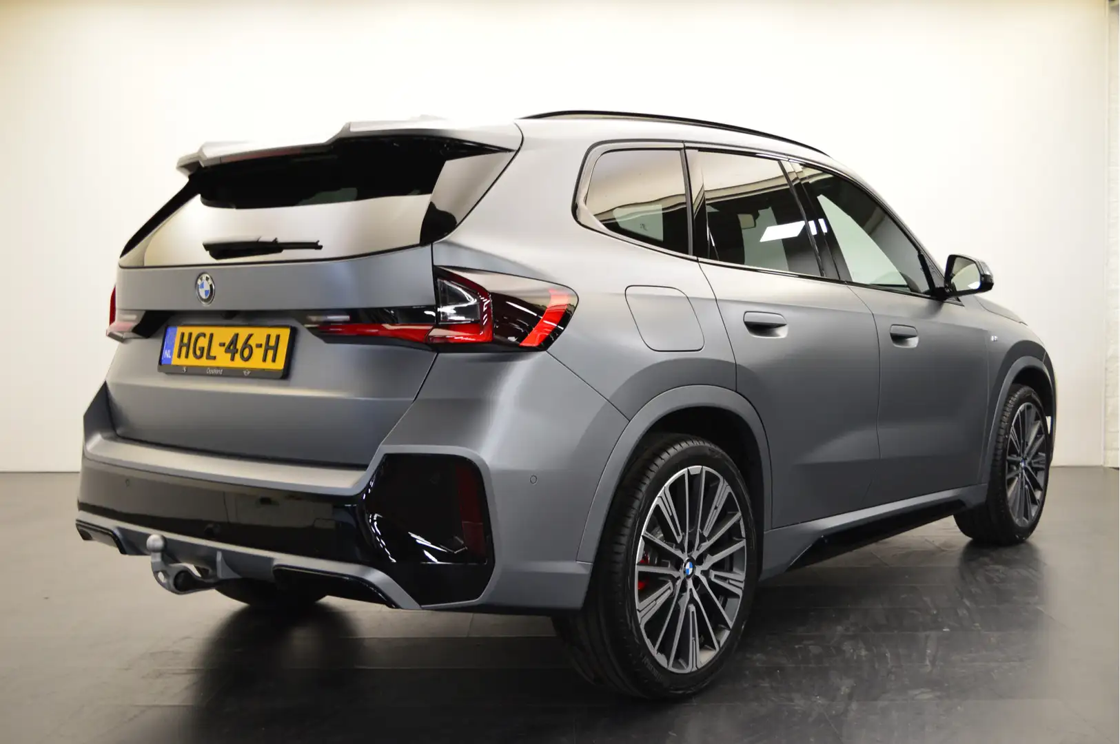 BMW X1 sDrive20i M Sport Automaat / Panoramadak / Trekhaa Сірий - 2