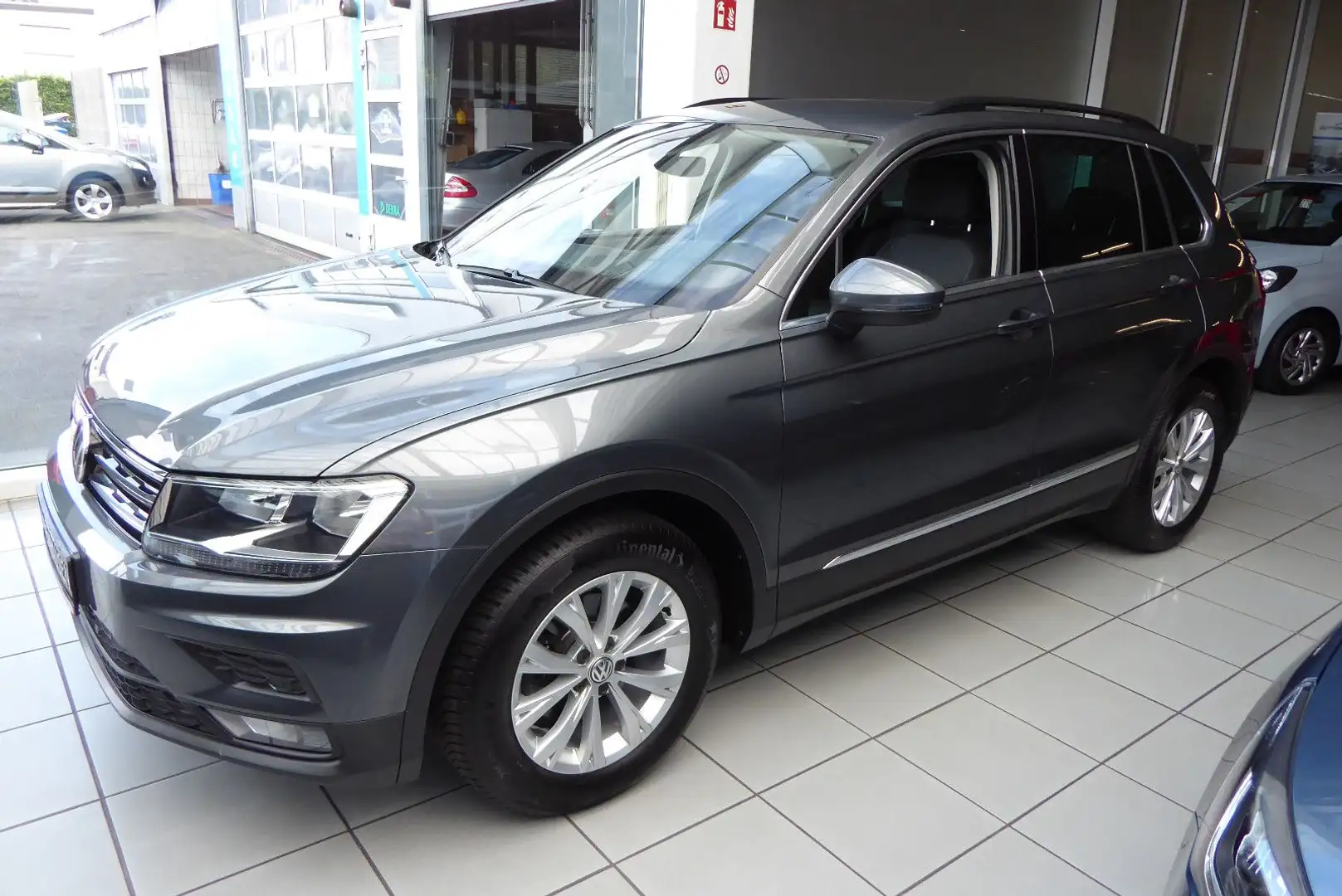 Volkswagen Tiguan Comfortline Navi SHZ 24500 KM Grau - 1
