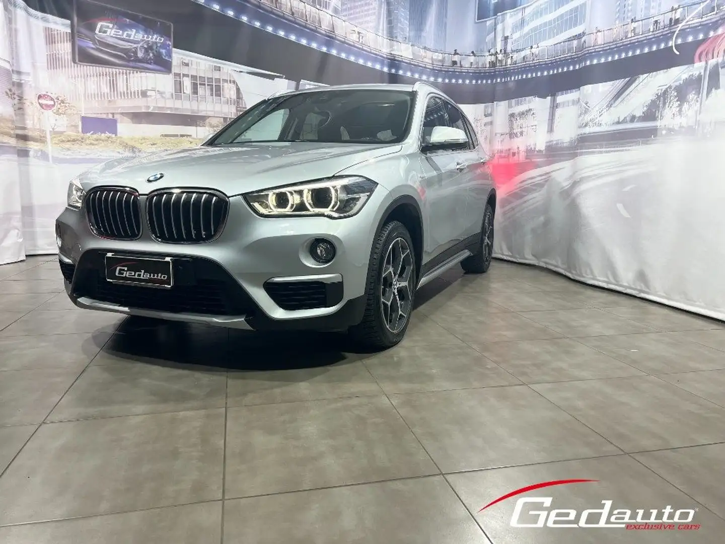 BMW X1 SDrive18d AUT. Advantage NAVI FULL-LED Argento - 2