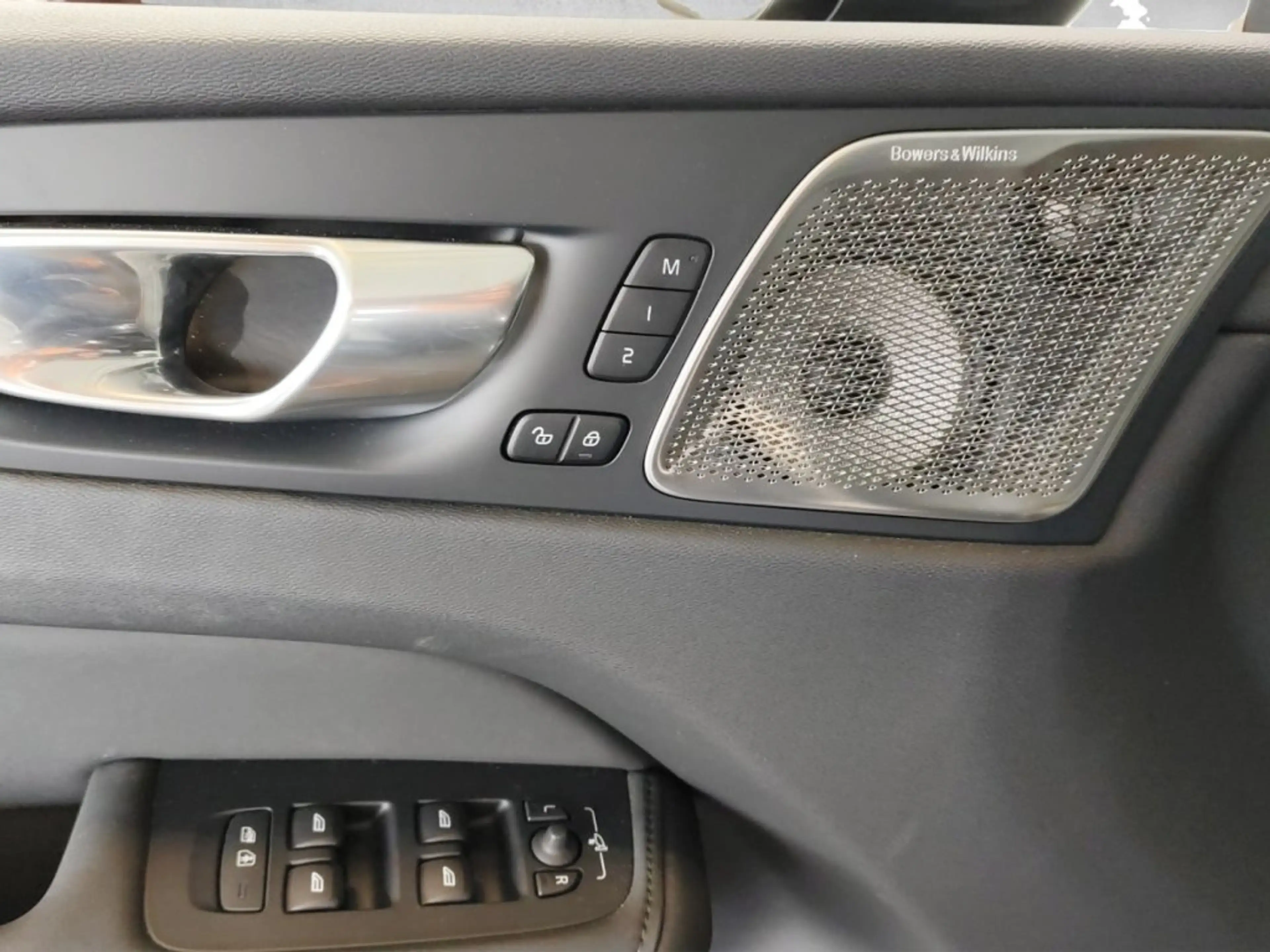Volvo XC60 Ultra, T6 AWD Plug-in Hybrid, Elektrisch/Benzin, Dark — photo 7