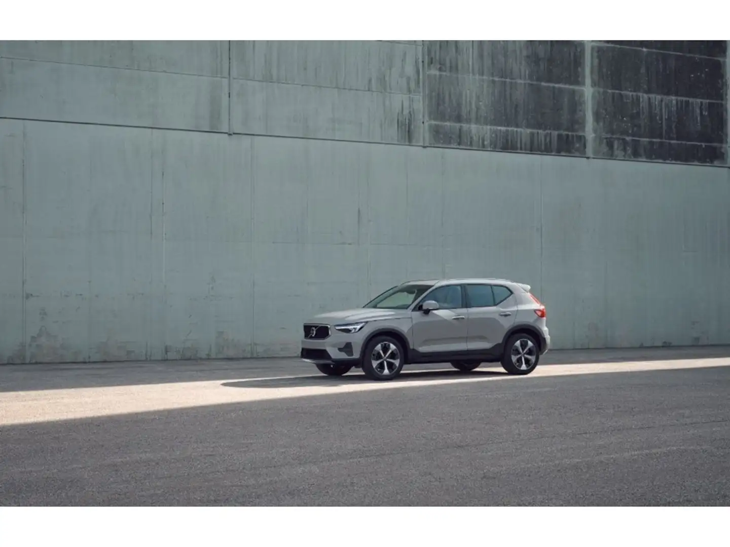 Volvo XC40 Core B3 Mild hybrid Benzine Gris - 1