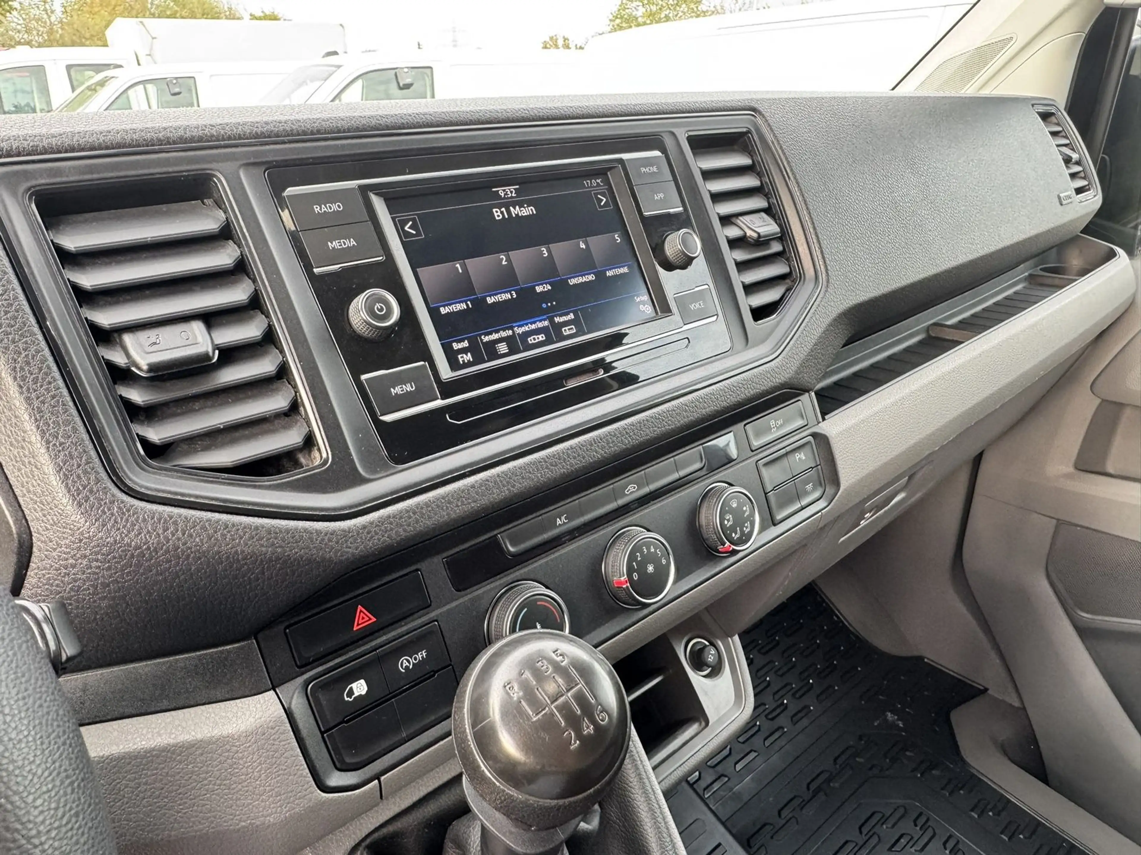Volkswagen Crafter Kasten 35 MR L2H1 AHK*Klima*Kamera — photo 9