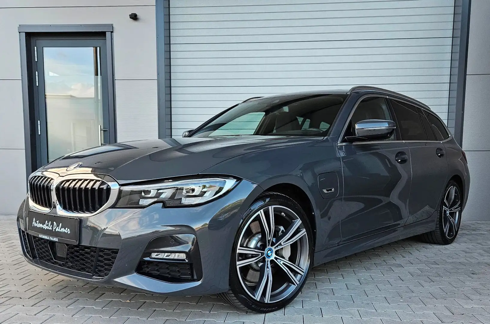 BMW 330 e T M Sport 1Hand Individual Top Zustand Grau - 1